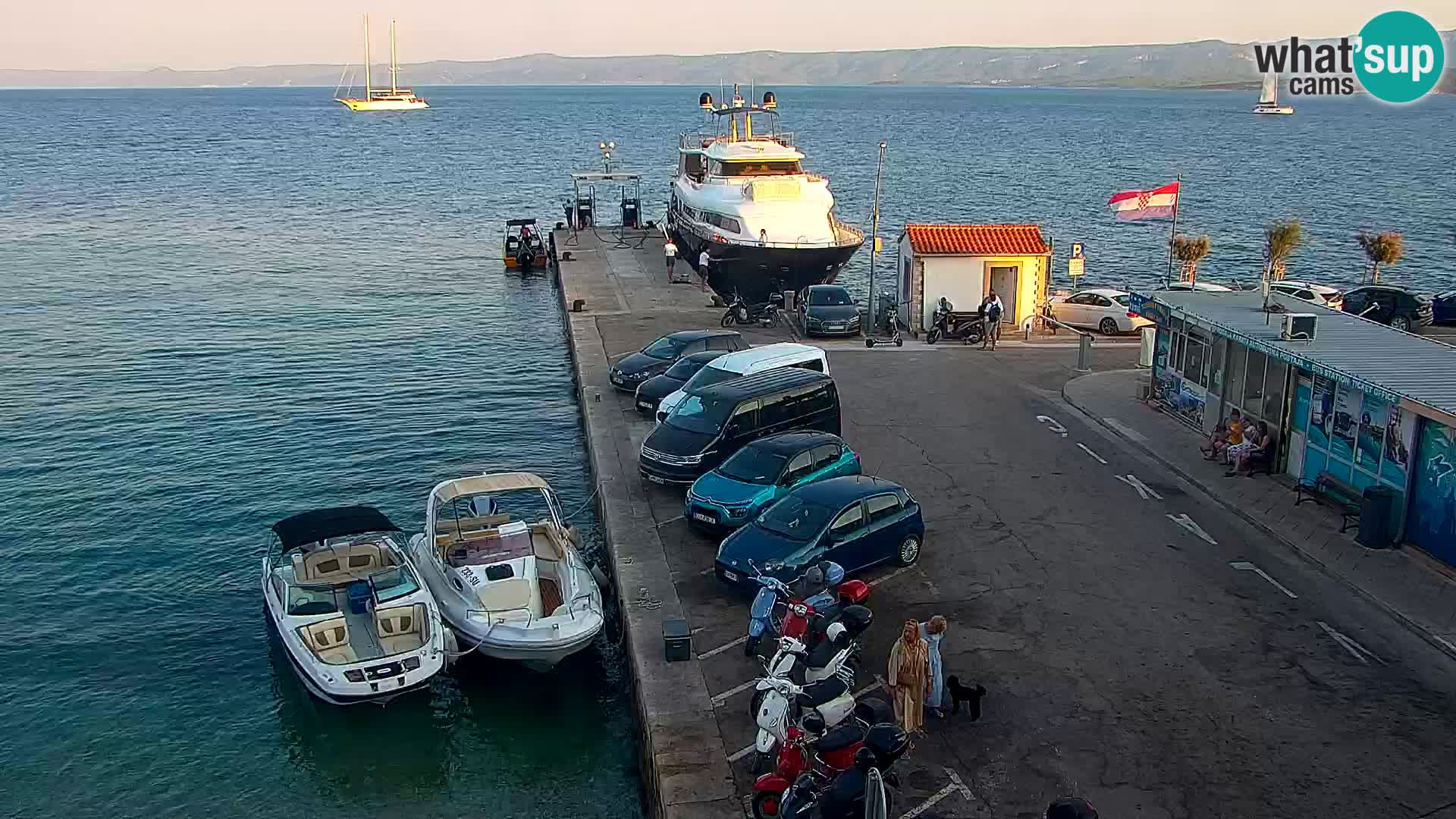 Spletna kamera Bol – Center mesta in marina v živo