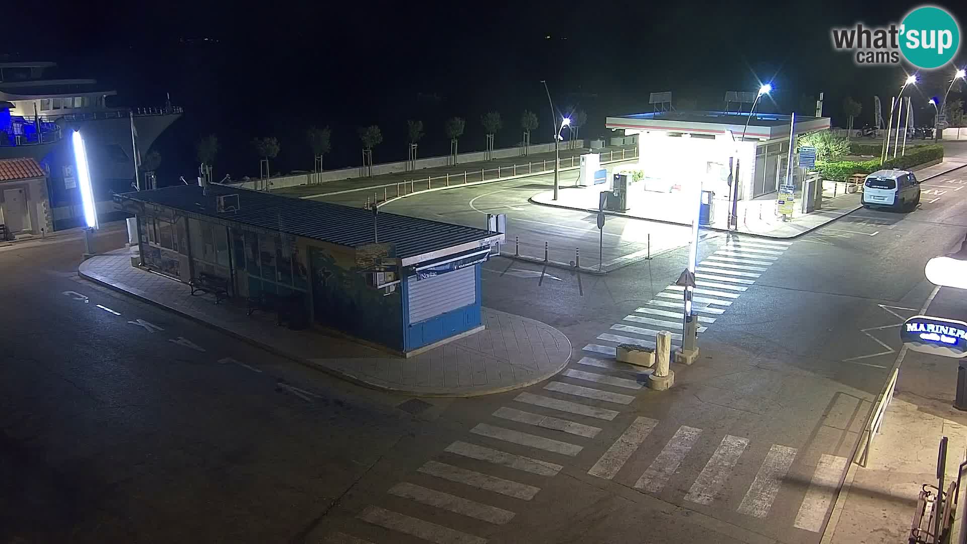 Spletna kamera Bol – Center mesta in marina v živo