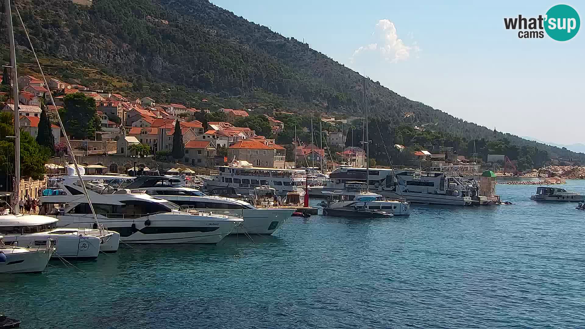 Web kamera Bol – Centar mjesta i marina | Pogled uživo