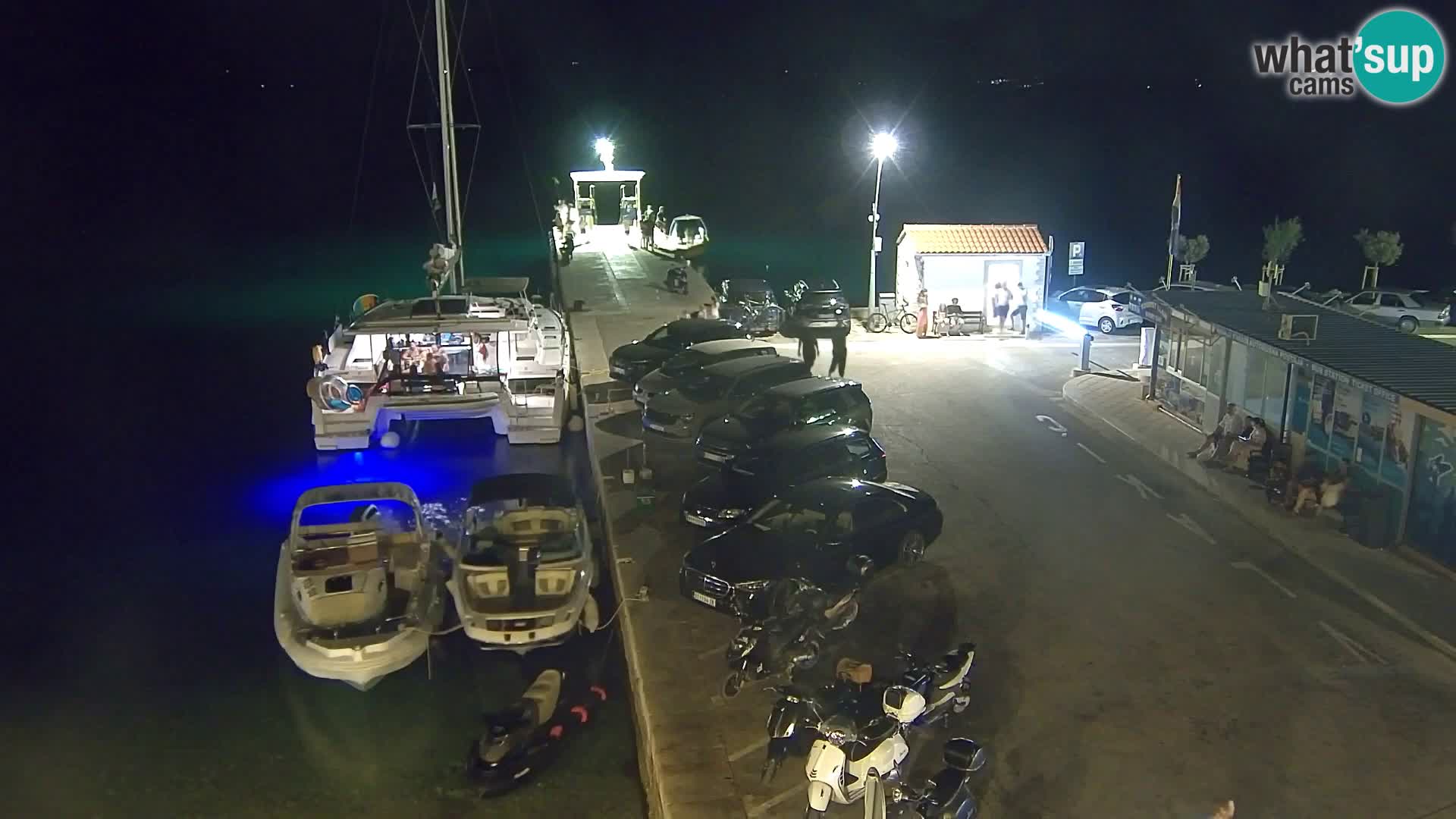 Spletna kamera Bol – Center mesta in marina v živo