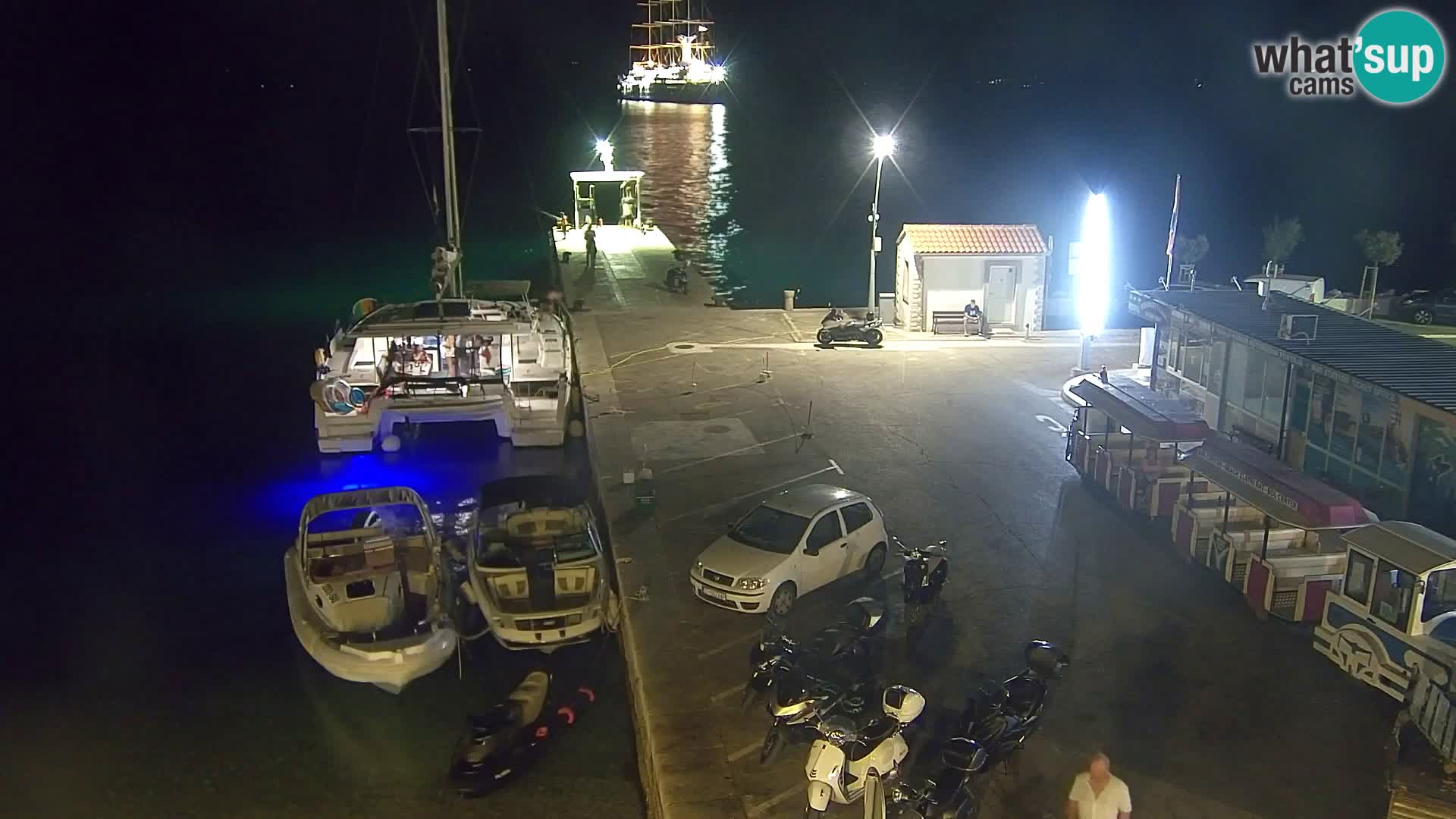 Web kamera Bol – Centar mjesta i marina | Pogled uživo