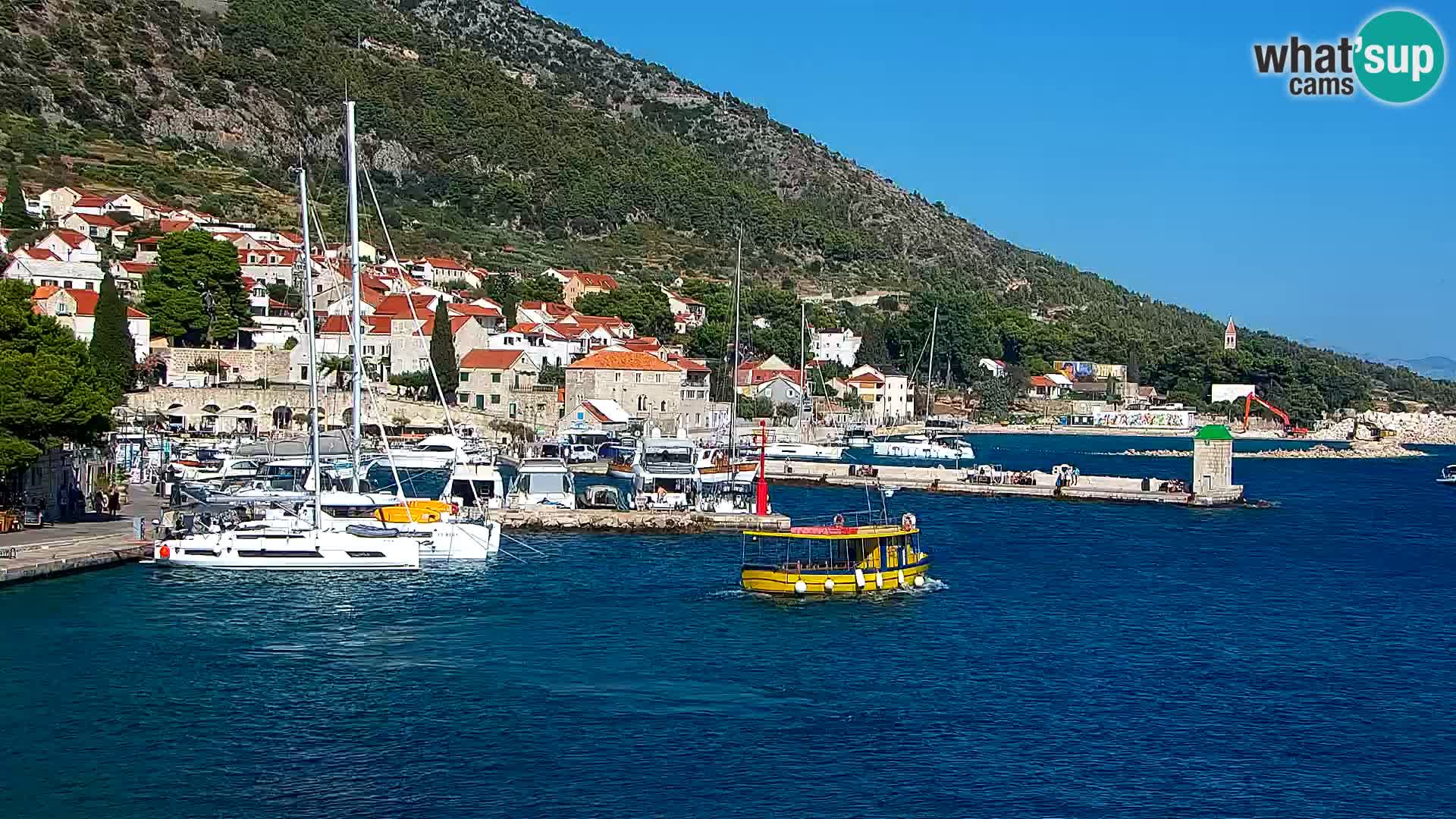 Spletna kamera Bol – Center mesta in marina v živo