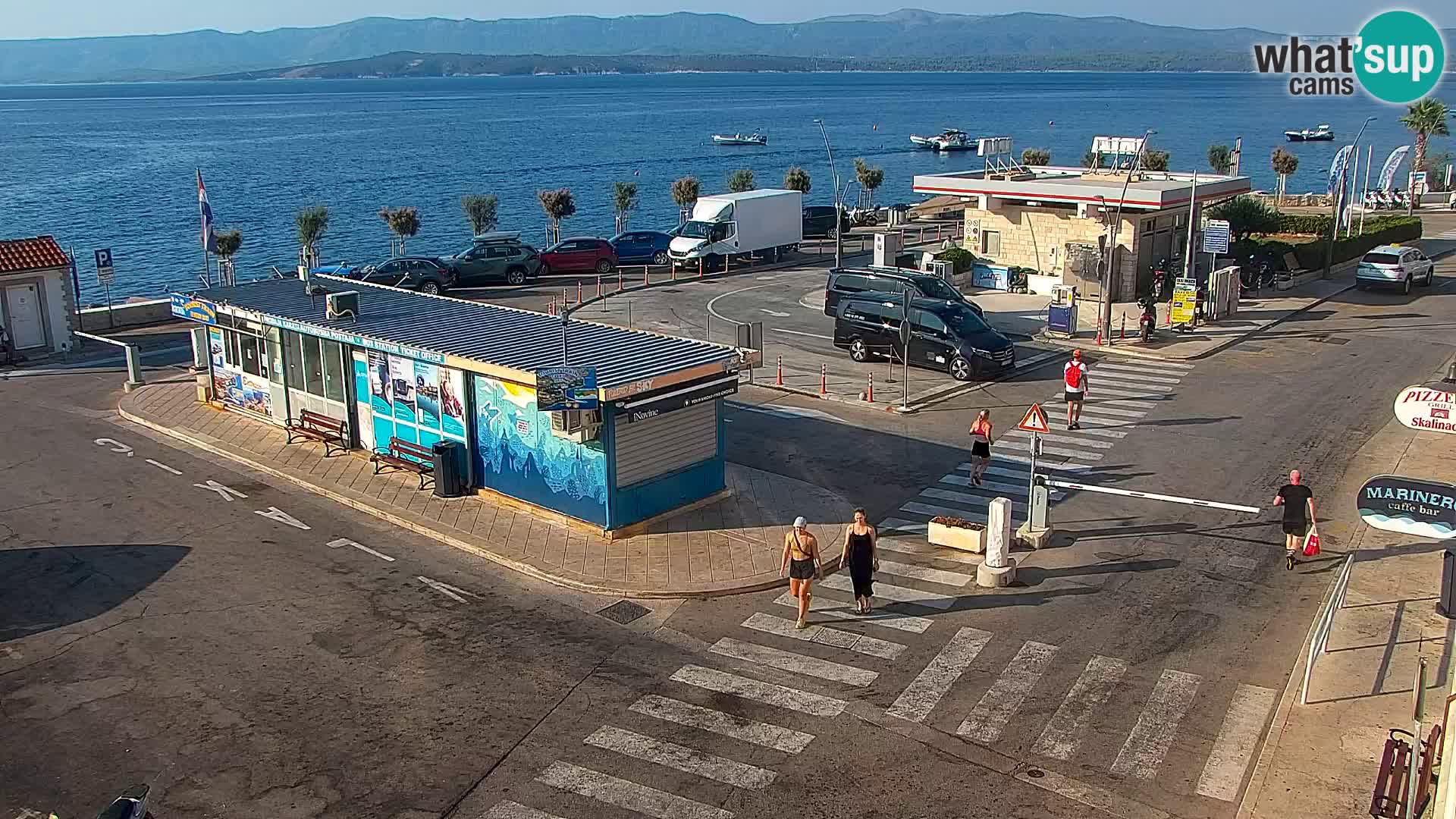 Spletna kamera Bol – Center mesta in marina v živo