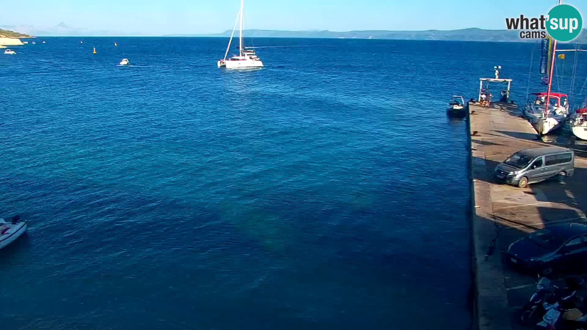 Spletna kamera Bol – Center mesta in marina v živo
