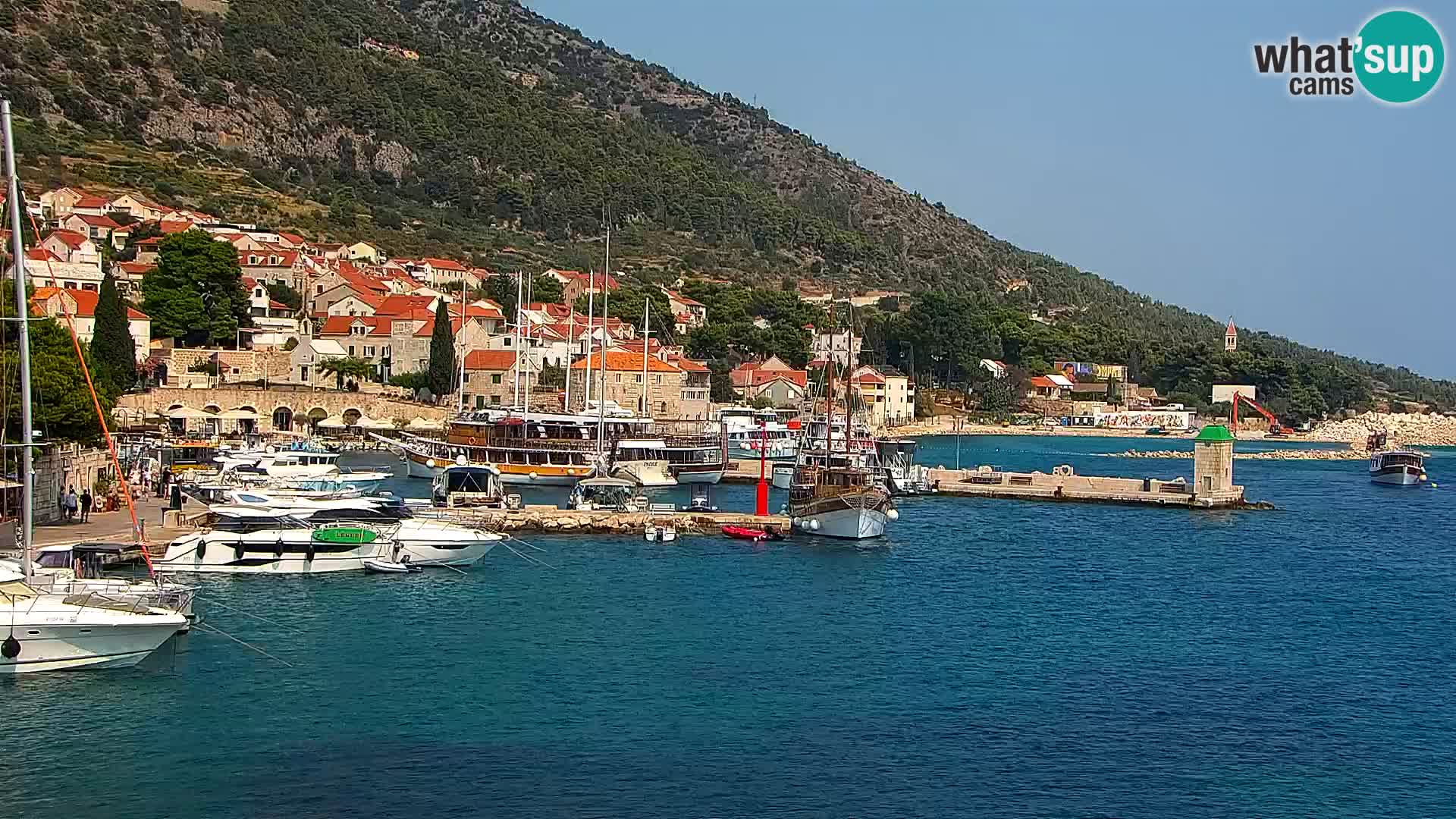 Spletna kamera Bol – Center mesta in marina v živo