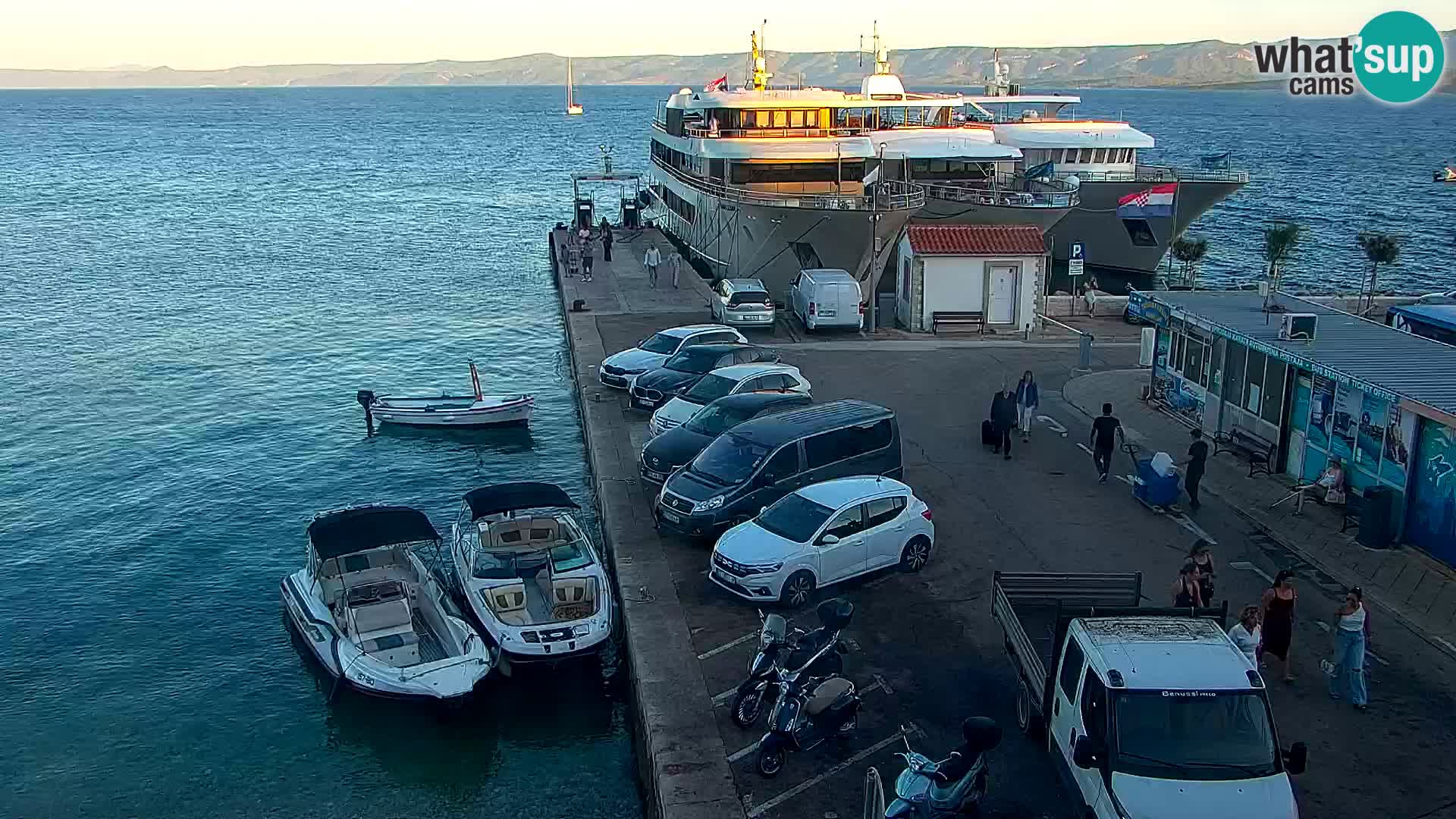 Webcam Bol Centro e Marina – Vista live dal porto di Bol