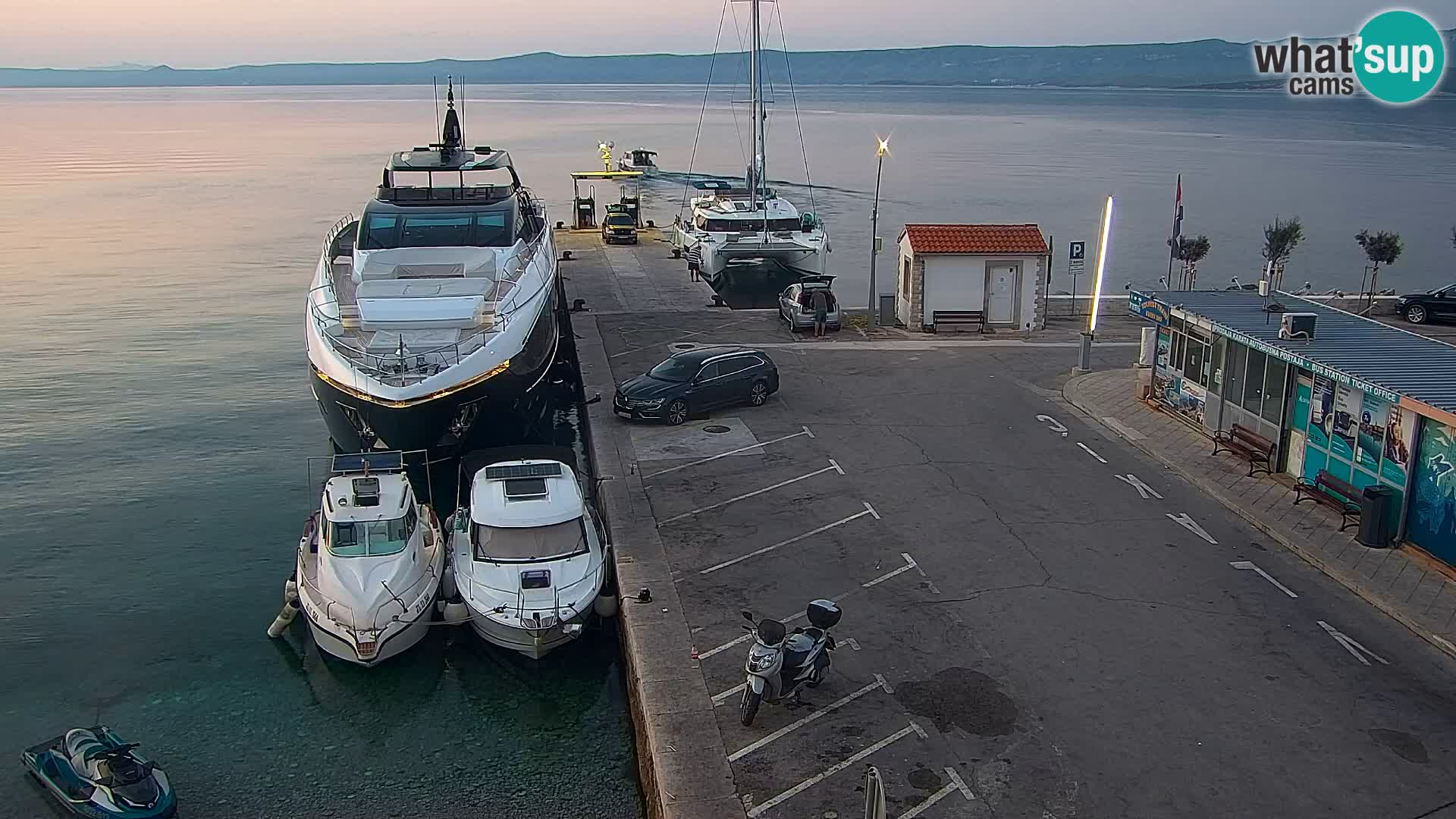Web kamera Bol – Centar mjesta i marina | Pogled uživo