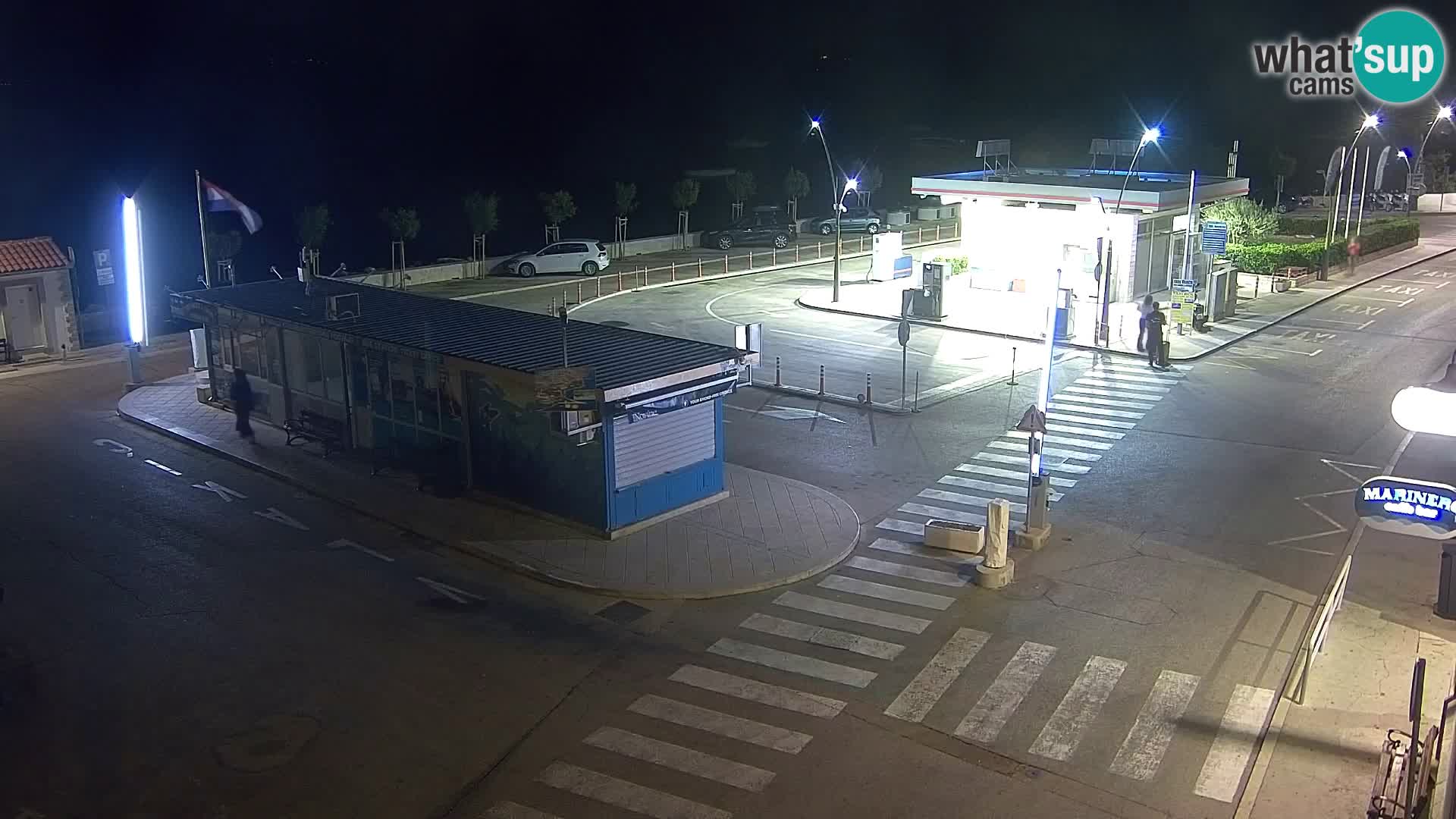 Spletna kamera Bol – Center mesta in marina v živo