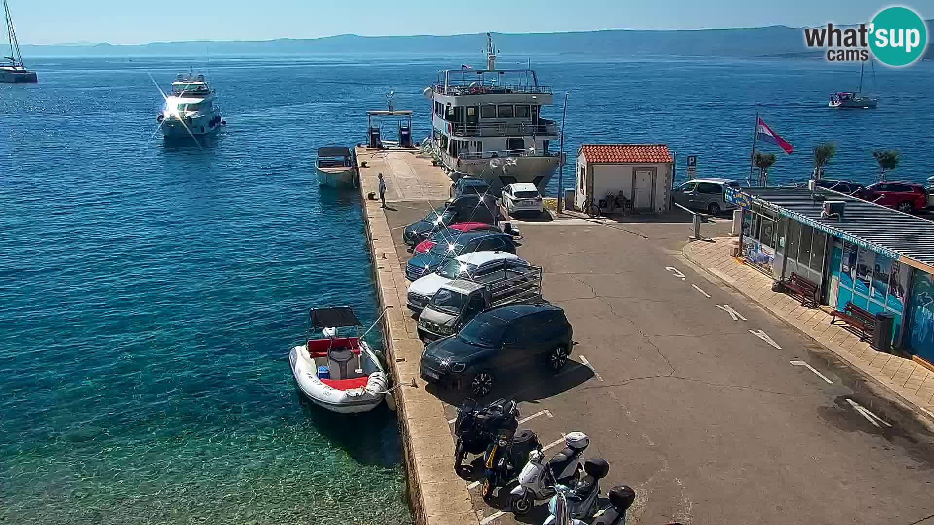 Spletna kamera Bol – Center mesta in marina v živo