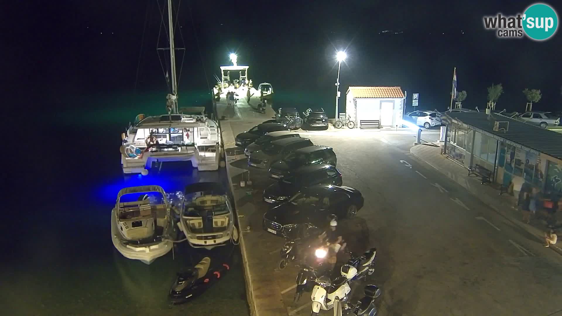 Spletna kamera Bol – Center mesta in marina v živo
