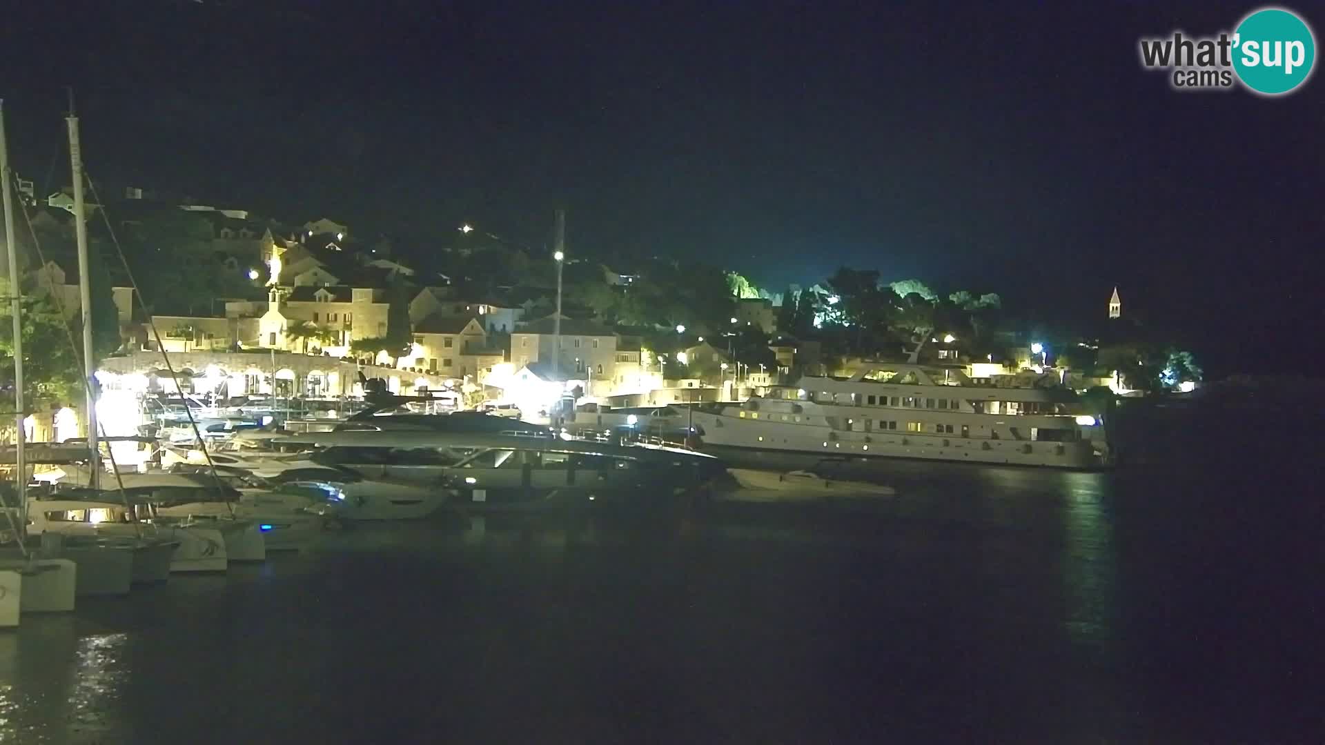 Spletna kamera Bol – Center mesta in marina v živo