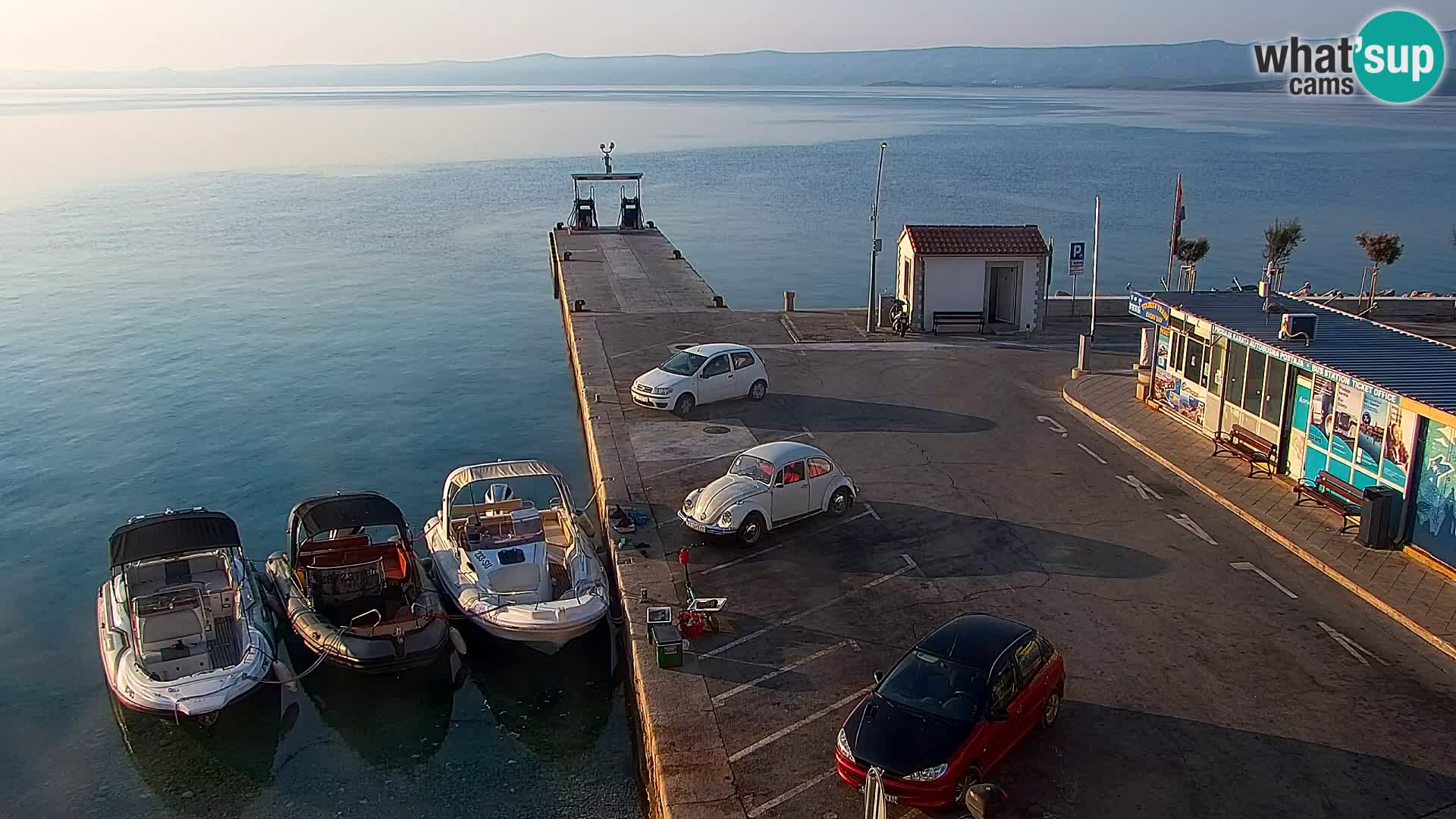 Web kamera Bol – Centar mjesta i marina | Pogled uživo