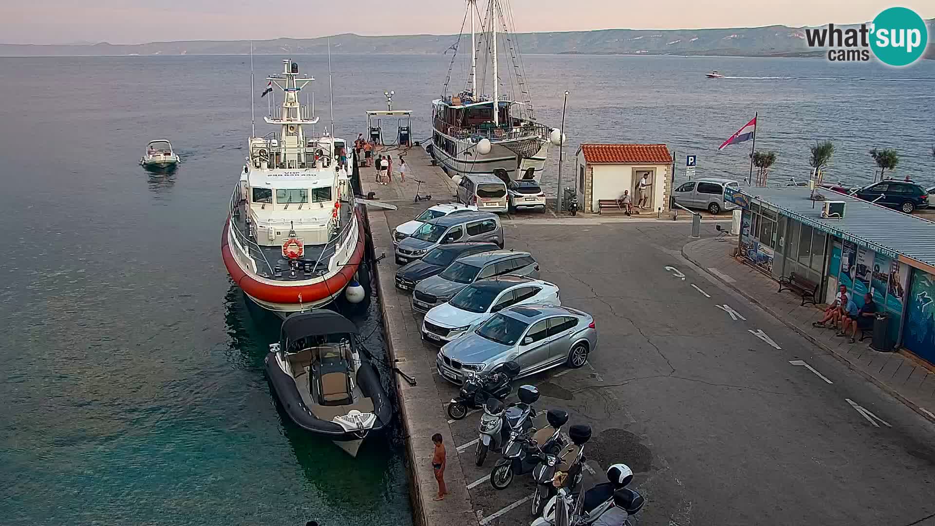 Spletna kamera Bol – Center mesta in marina v živo
