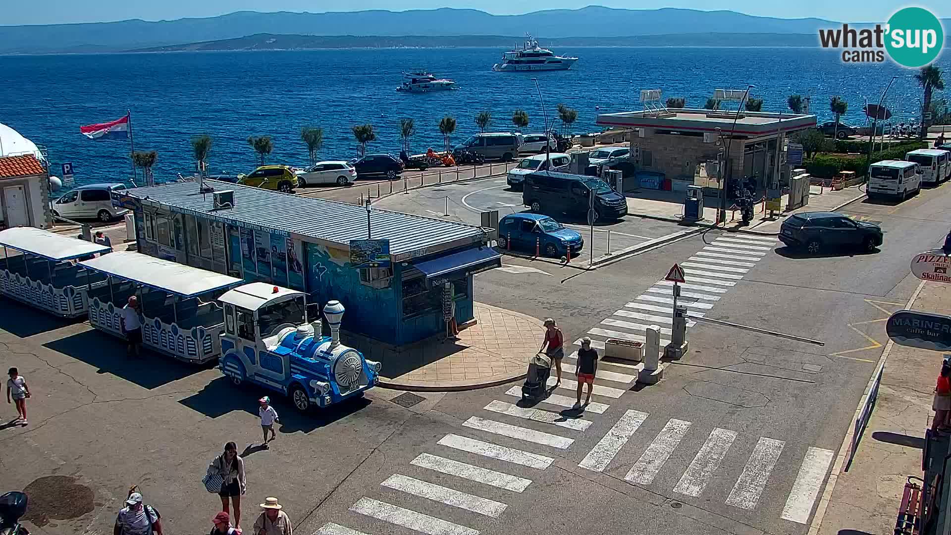 Spletna kamera Bol – Center mesta in marina v živo