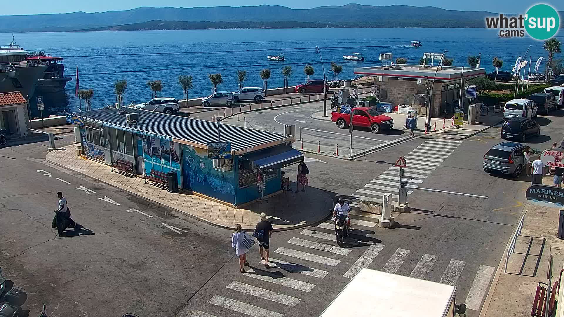 Spletna kamera Bol – Center mesta in marina v živo