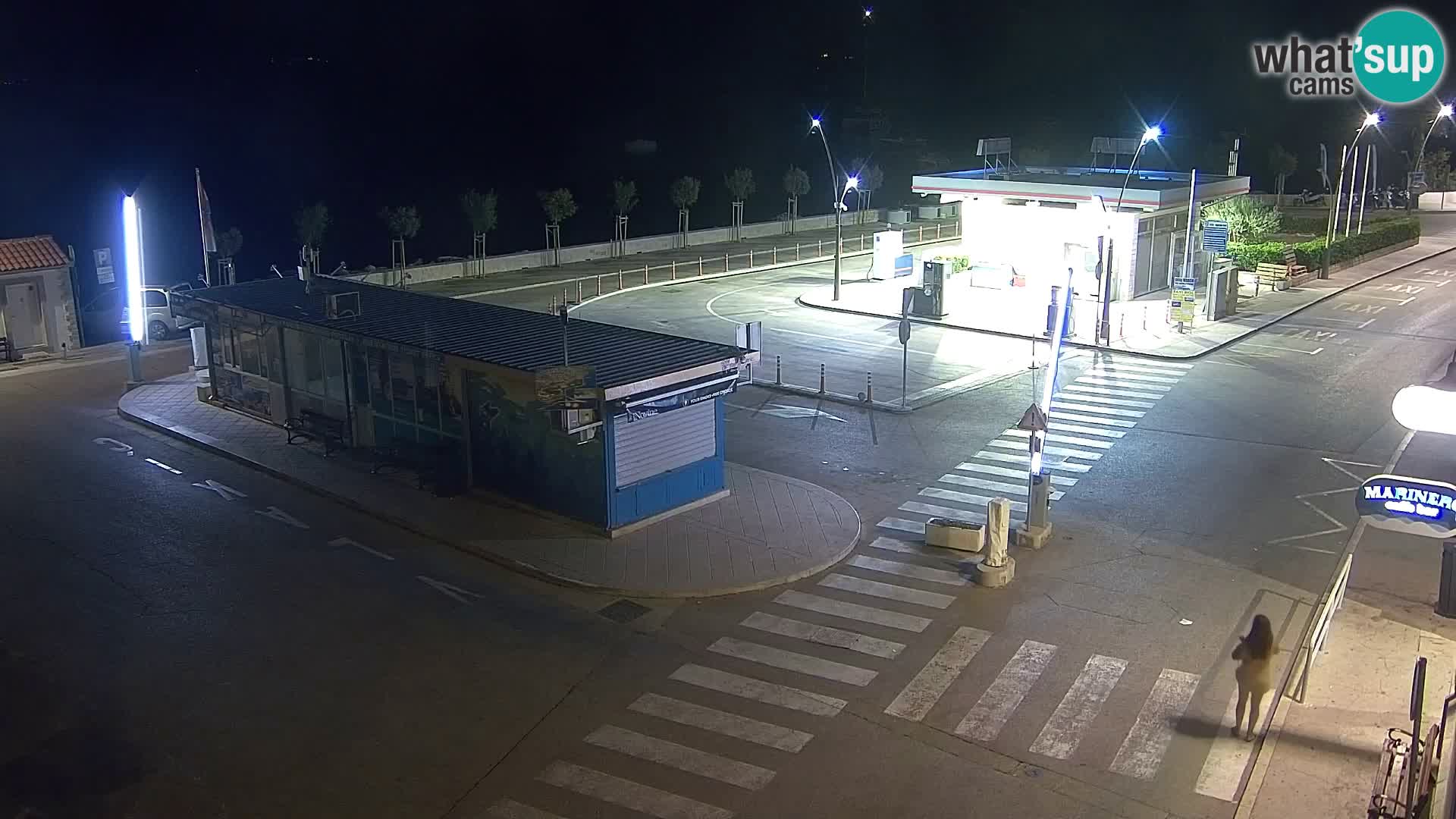 Spletna kamera Bol – Center mesta in marina v živo