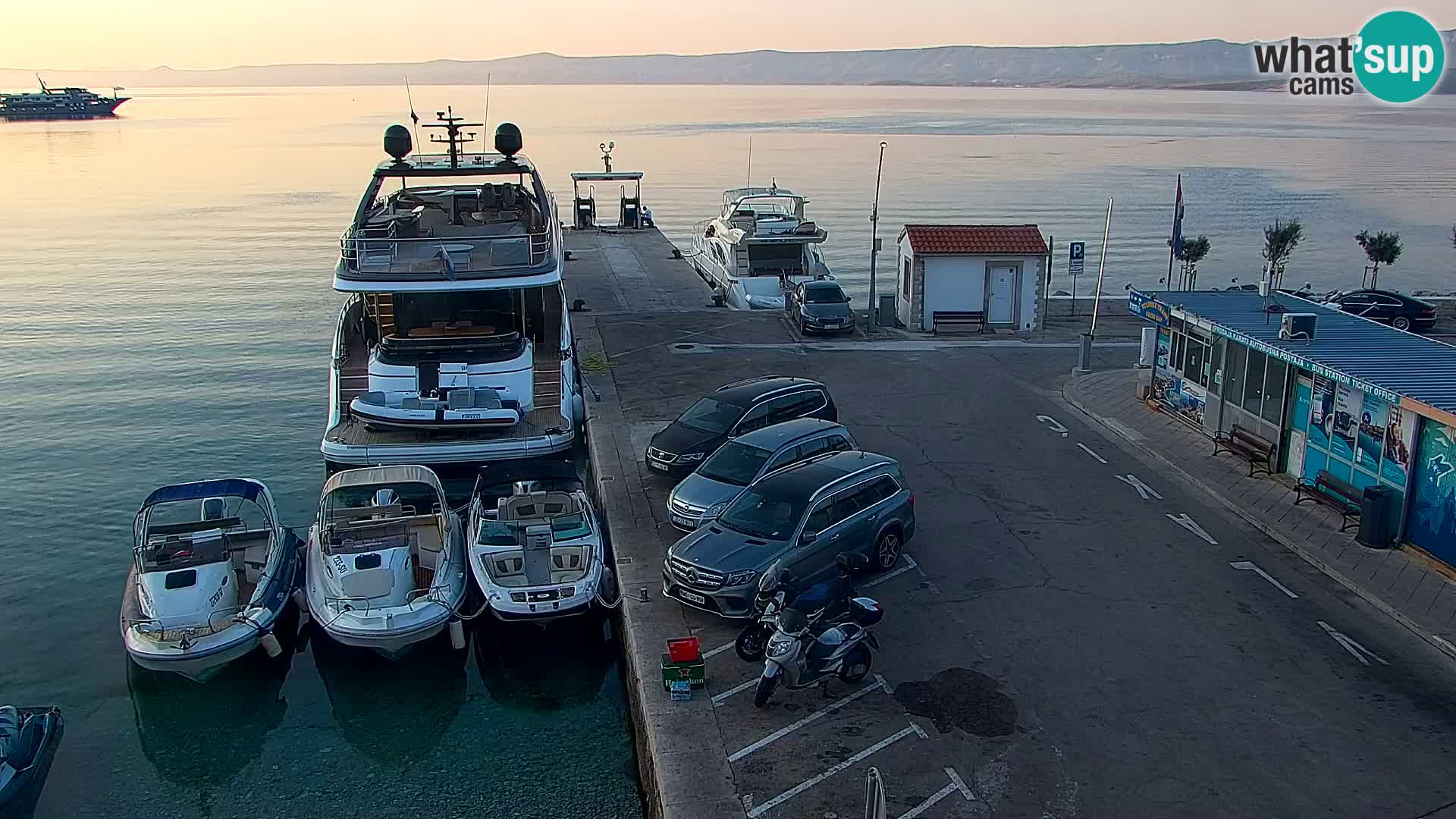 Webcam Bol Centro e Marina – Vista live dal porto di Bol