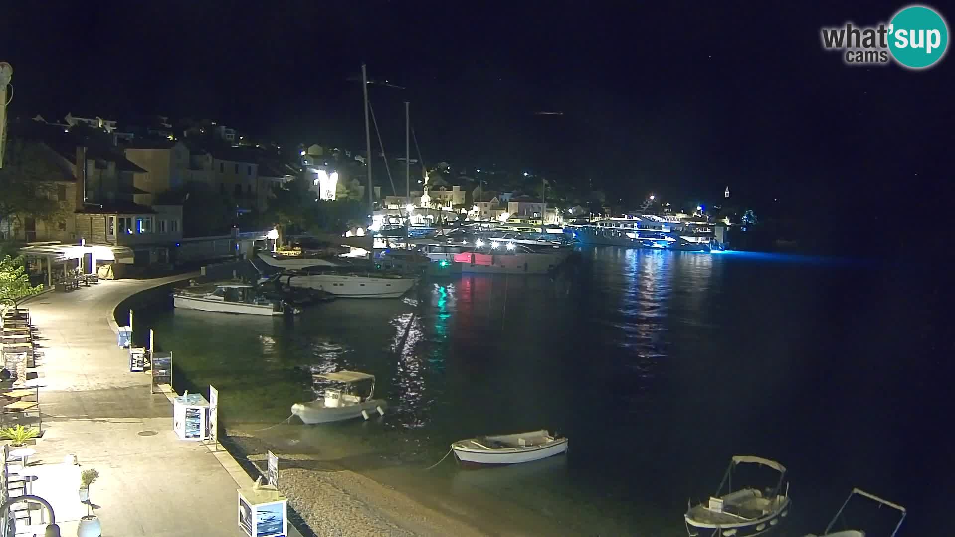 Spletna kamera Bol – Center mesta in marina v živo