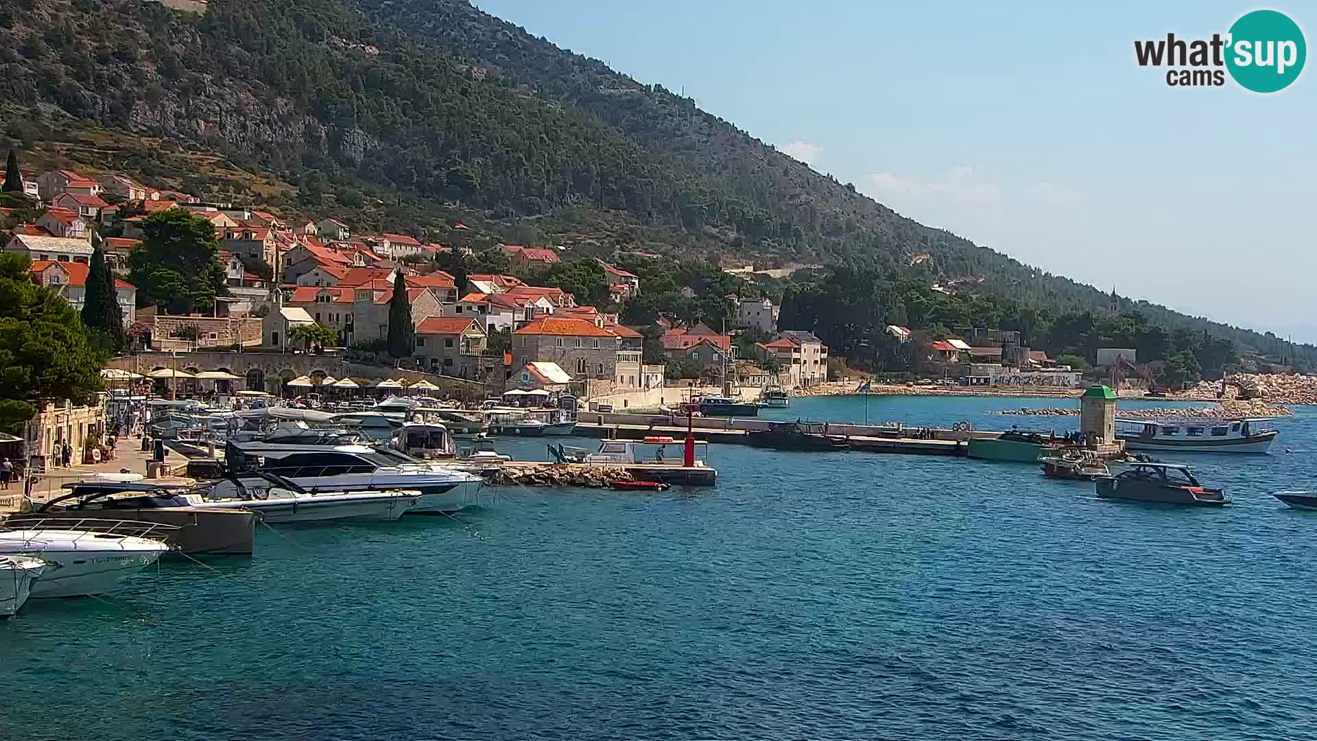Spletna kamera Bol – Center mesta in marina v živo