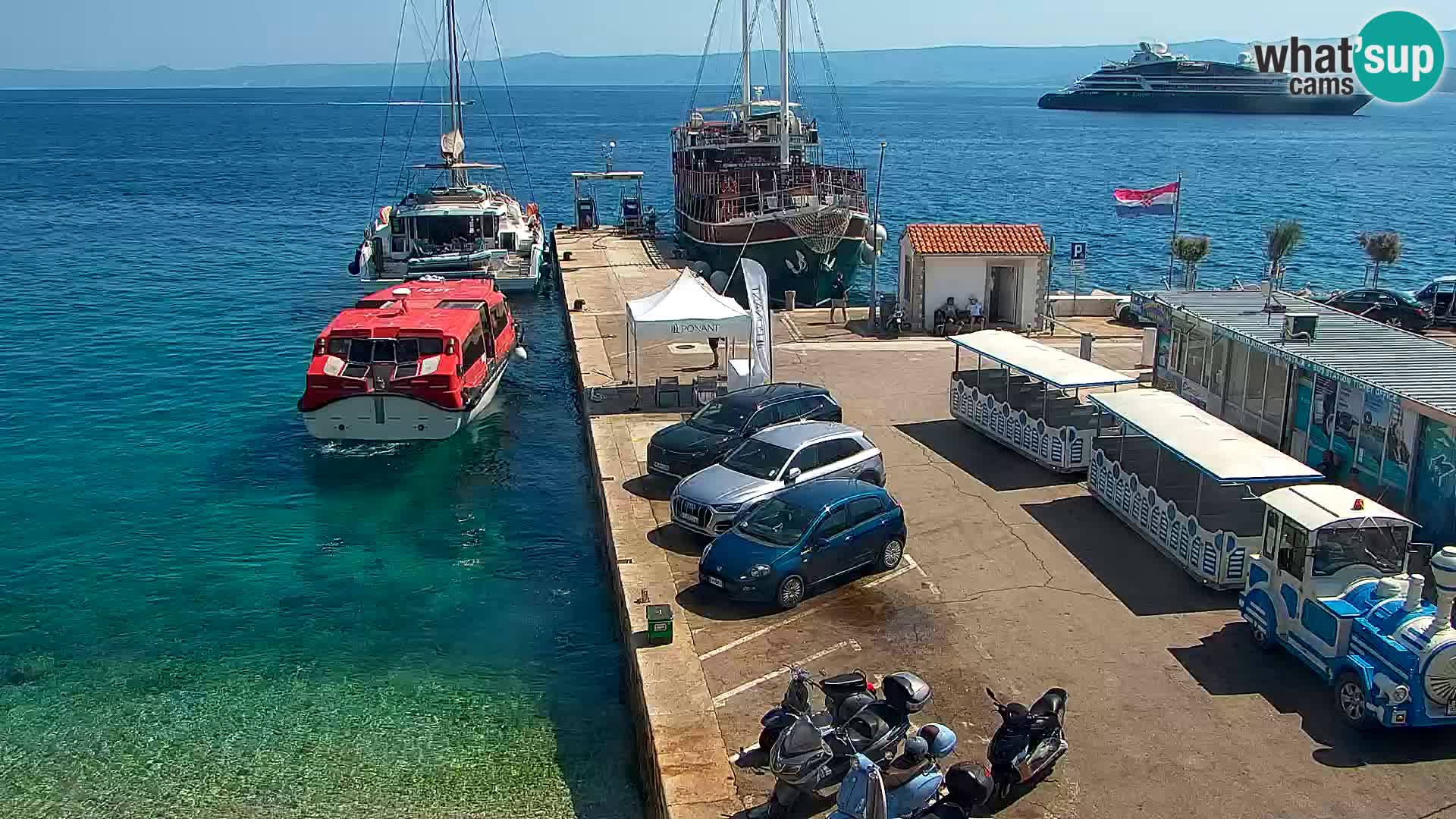 Spletna kamera Bol – Center mesta in marina v živo