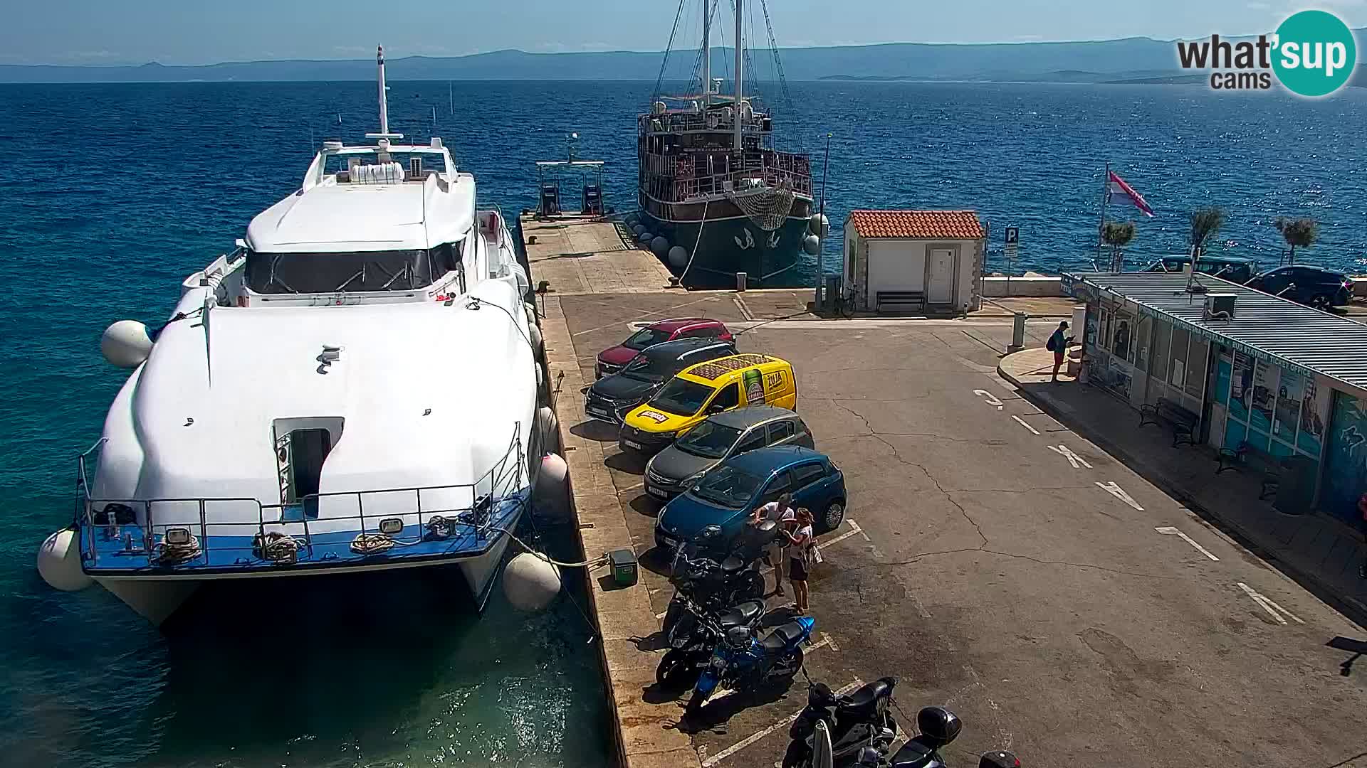 Spletna kamera Bol – Center mesta in marina v živo