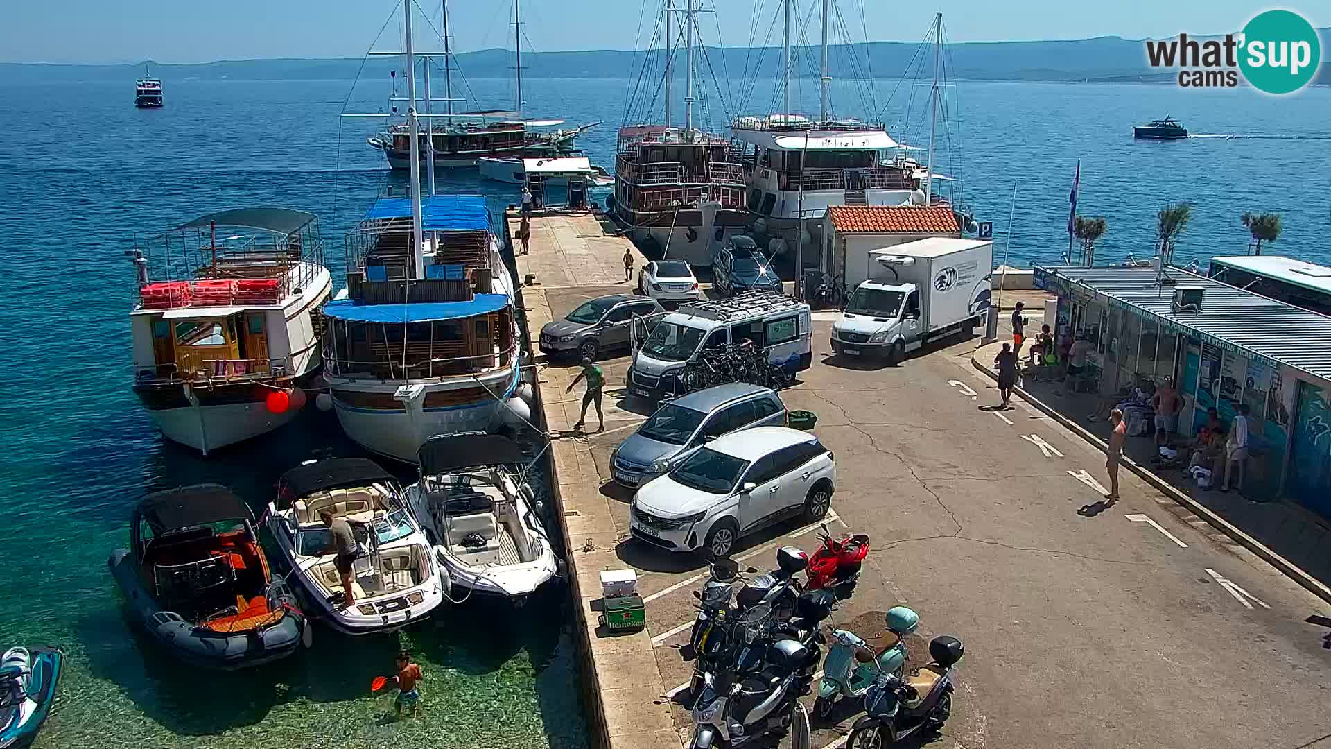 Web kamera Bol – Centar mjesta i marina | Pogled uživo