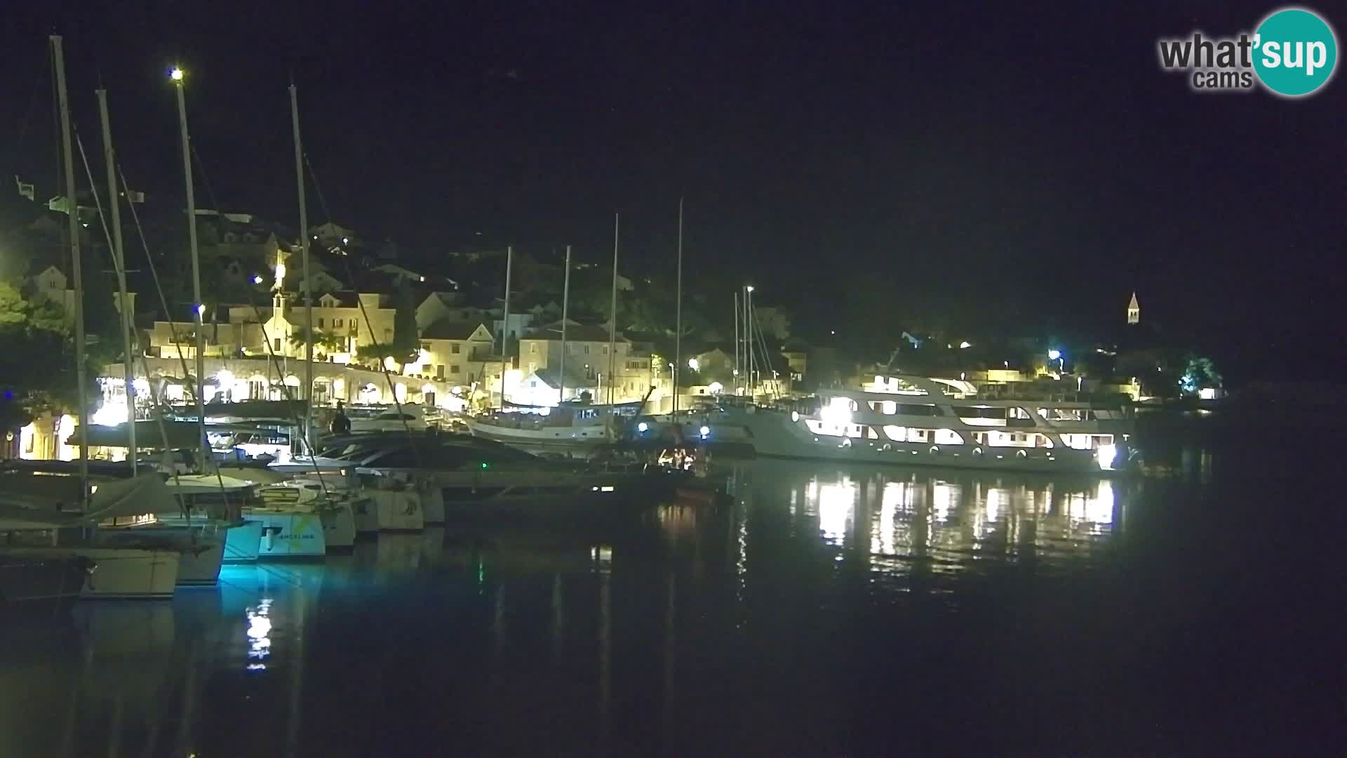 Spletna kamera Bol – Center mesta in marina v živo