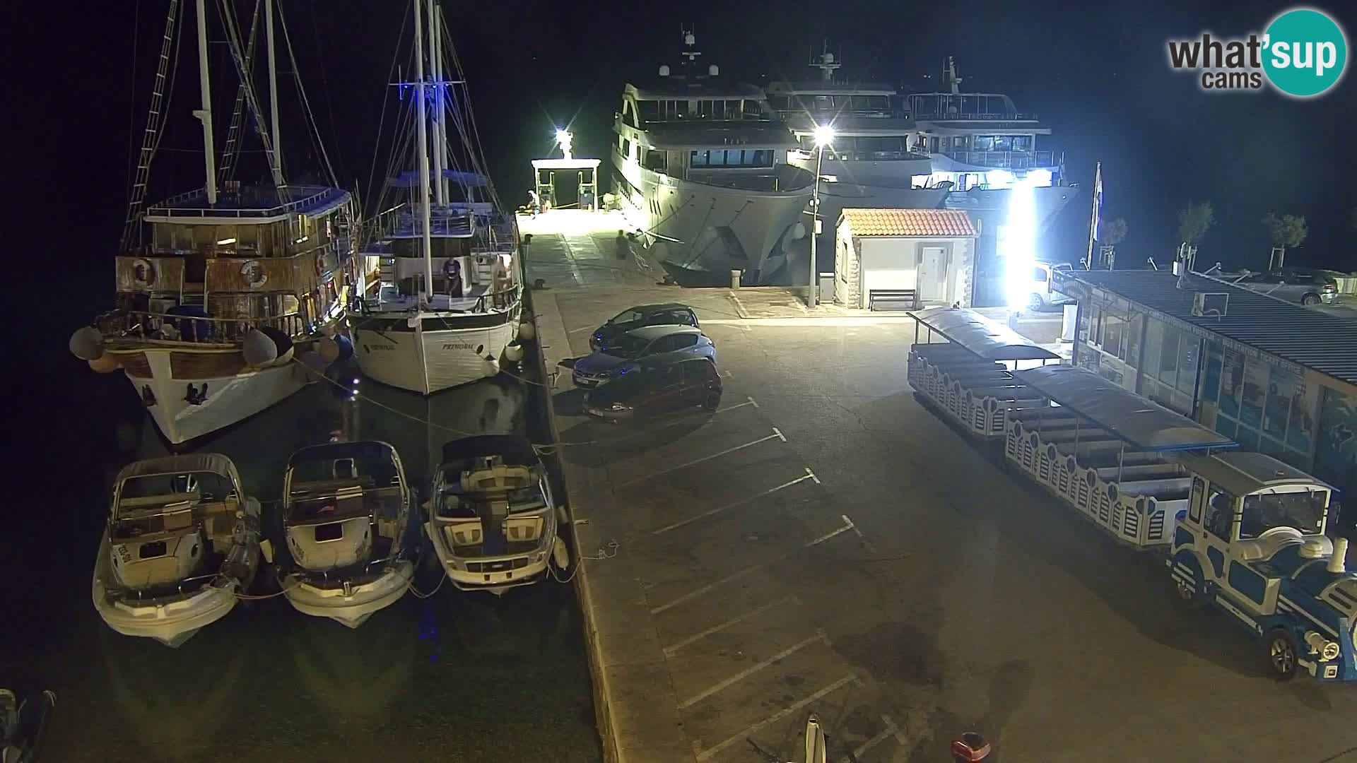Spletna kamera Bol – Center mesta in marina v živo