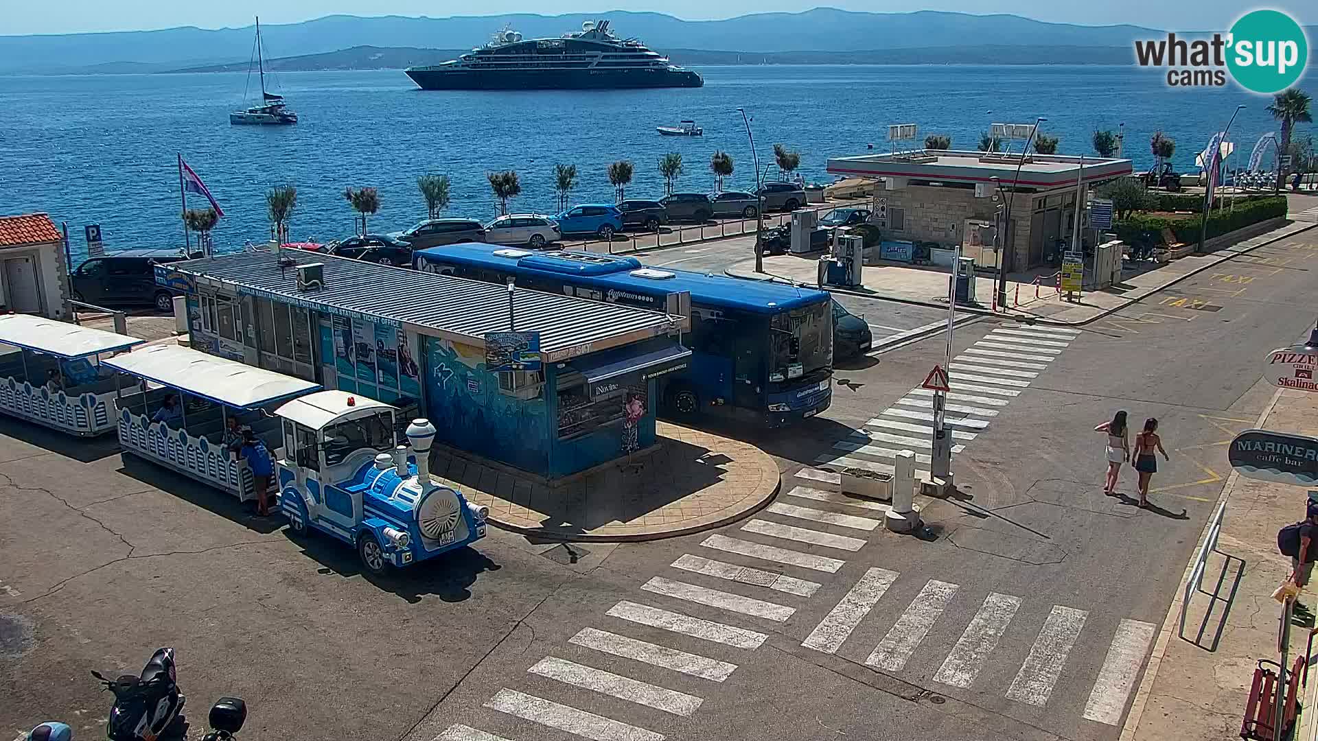 Web kamera Bol – Centar mjesta i marina | Pogled uživo