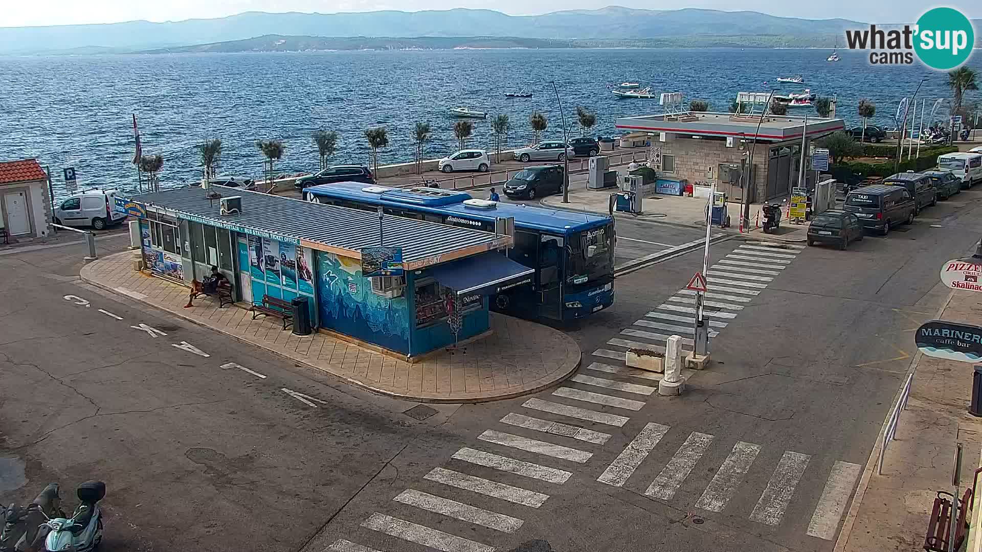 Spletna kamera Bol – Center mesta in marina v živo