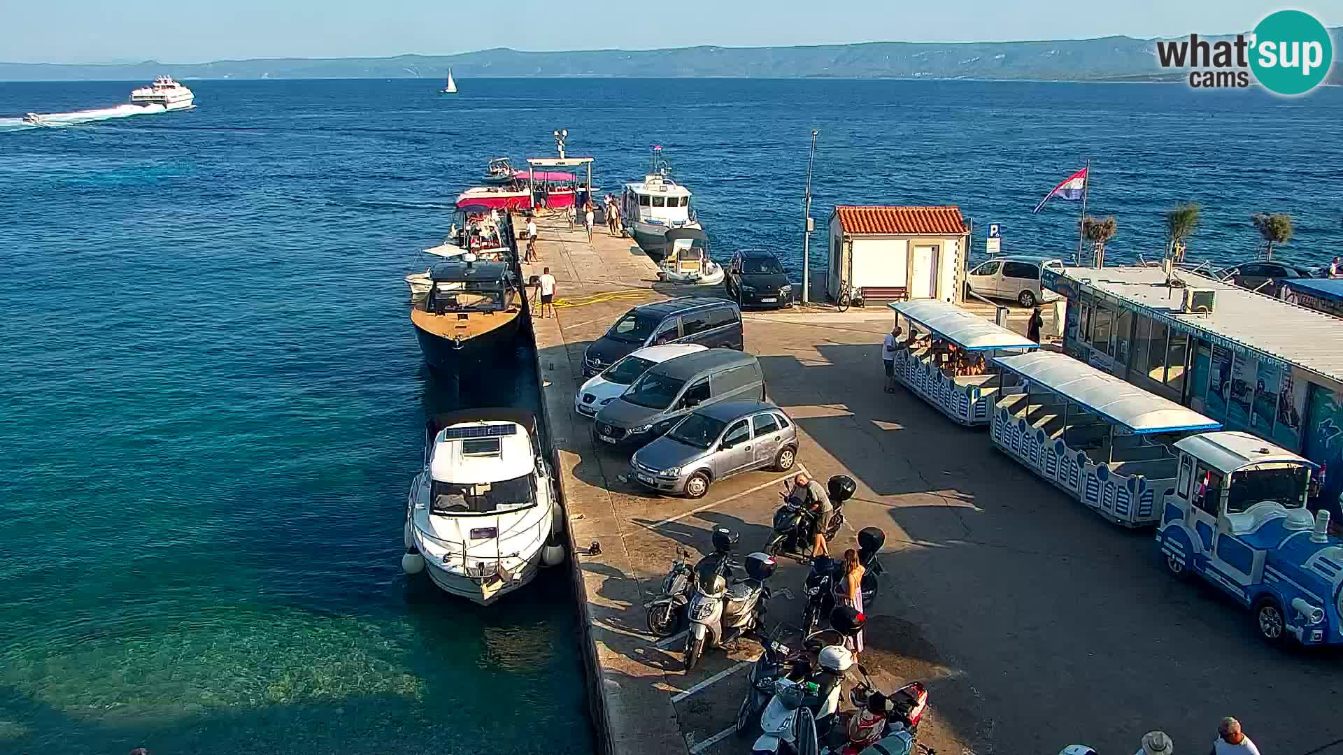 Spletna kamera Bol – Center mesta in marina v živo
