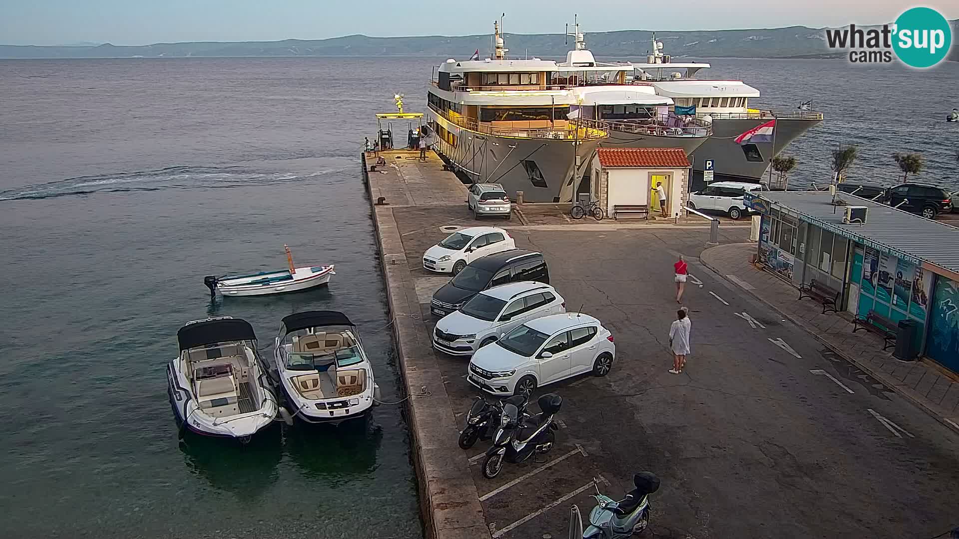 Spletna kamera Bol – Center mesta in marina v živo