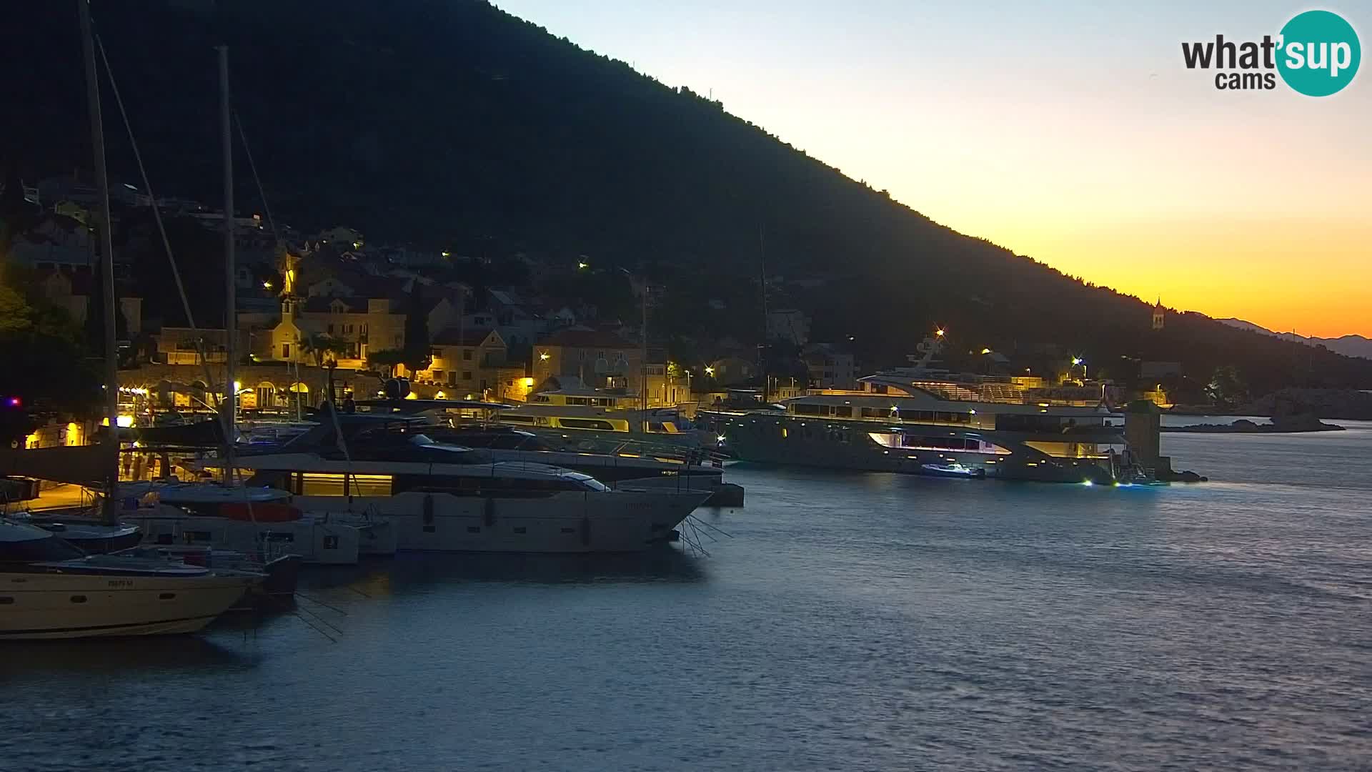 Webcam Bol Centro e Marina – Vista live dal porto di Bol