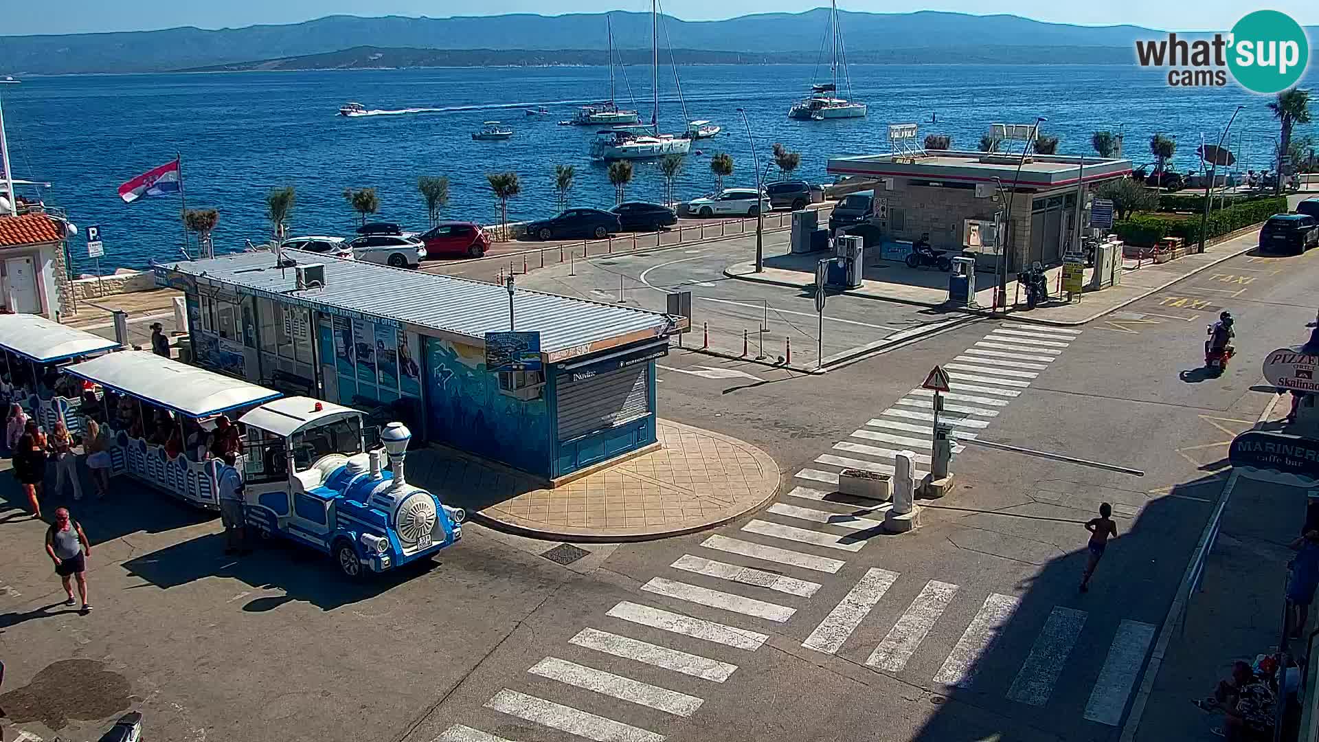 Web kamera Bol – Centar mjesta i marina | Pogled uživo
