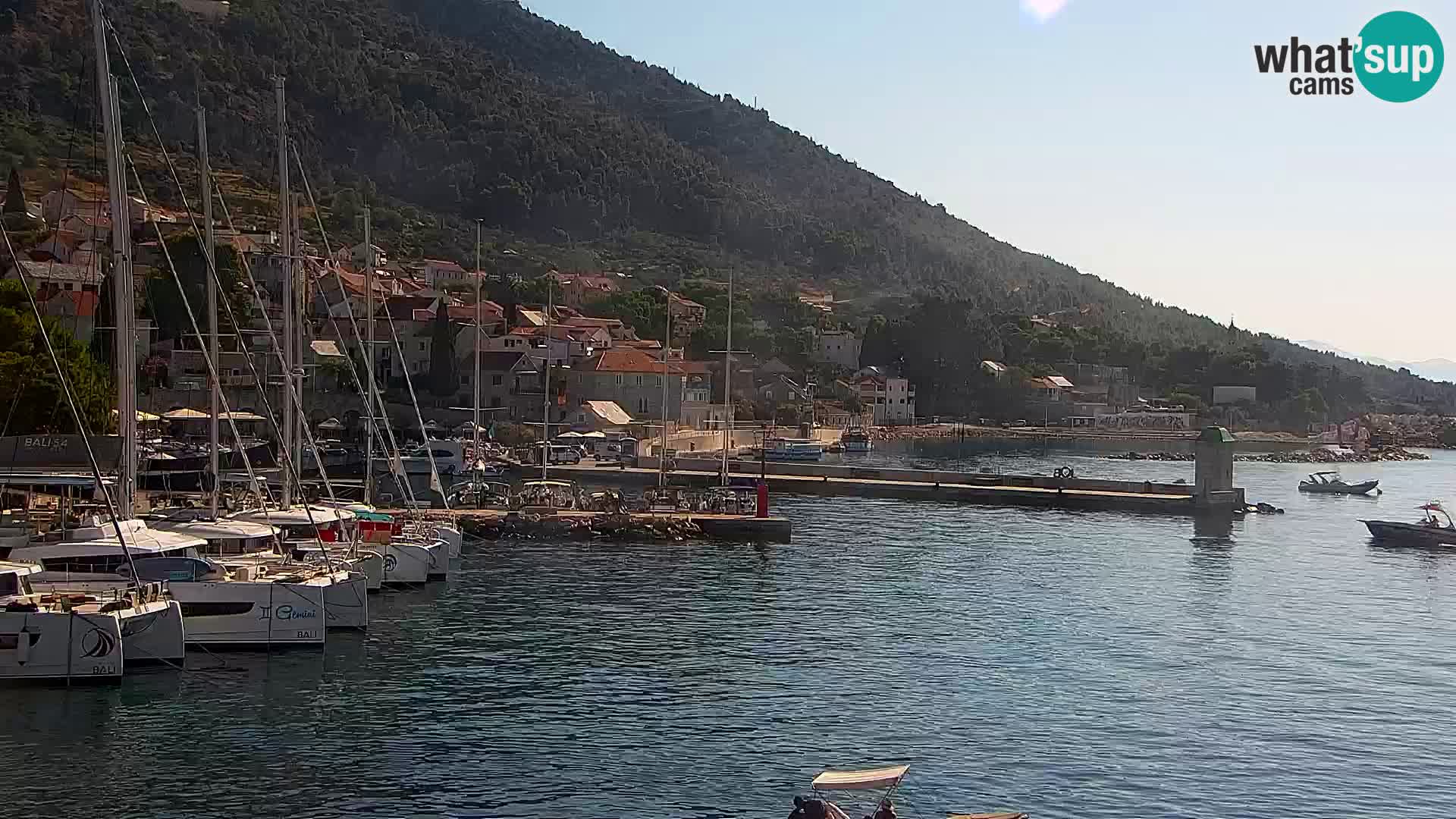 Webcam Bol Centro e Marina – Vista live dal porto di Bol