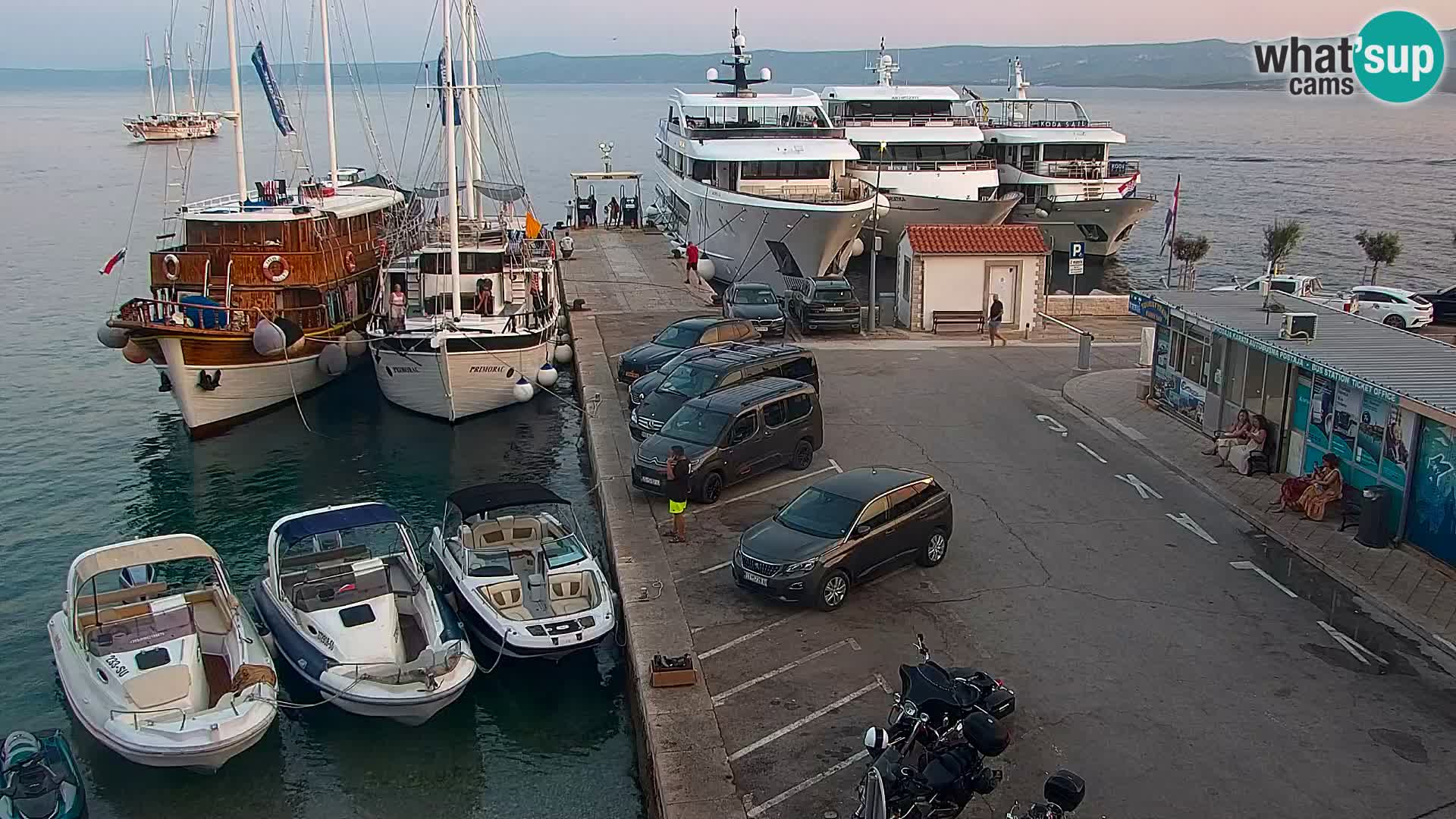 Spletna kamera Bol – Center mesta in marina v živo