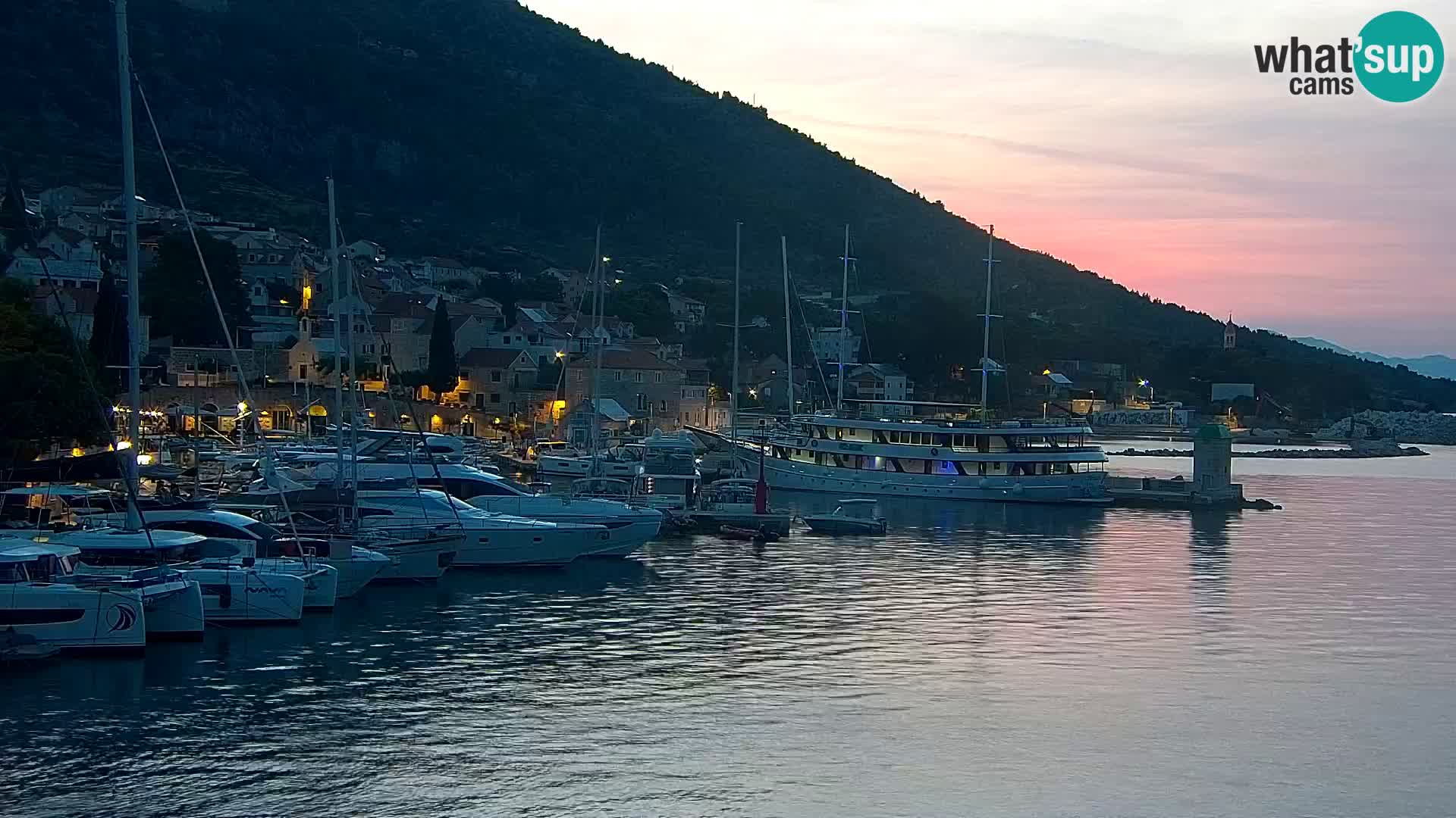 Webcam Bol Hafen & Ortszentrum – Liveblick aus Bol auf der Insel Brač