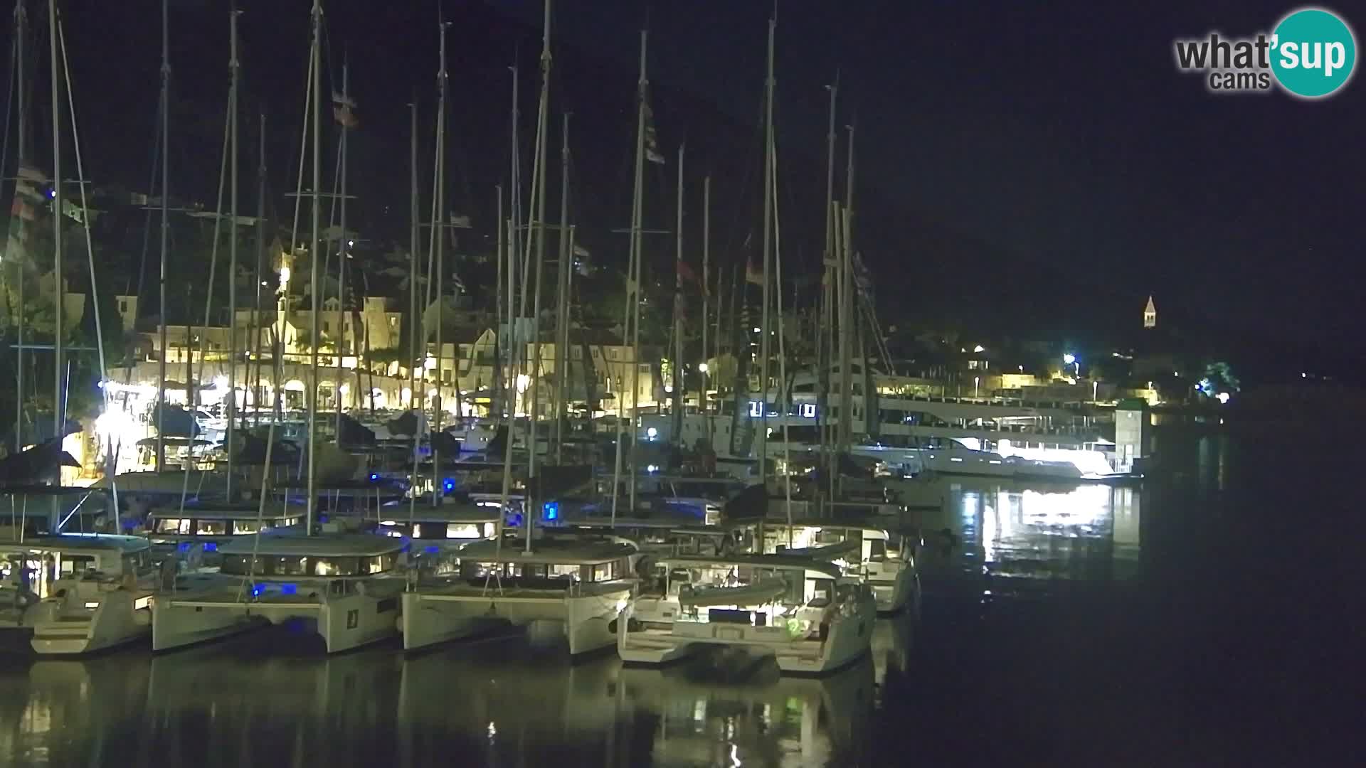 Spletna kamera Bol – Center mesta in marina v živo