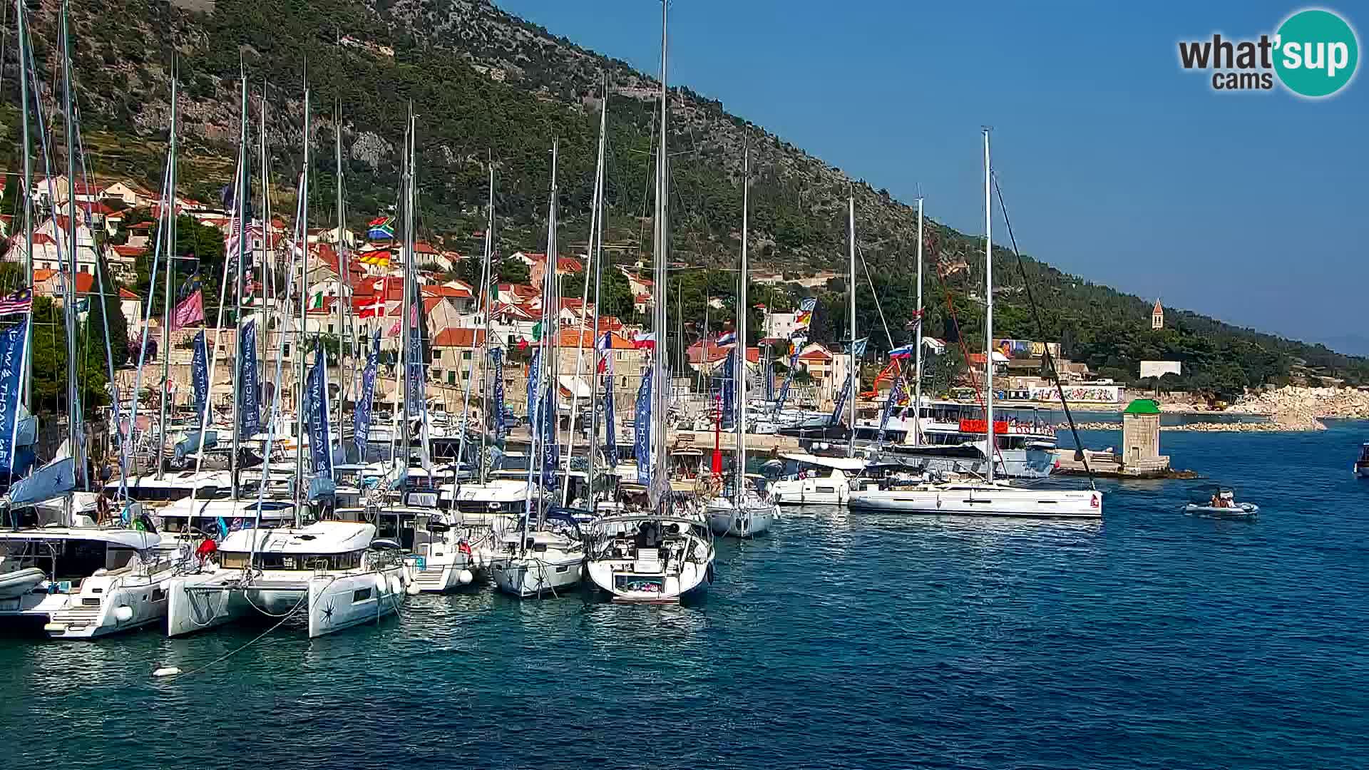 Web kamera Bol – Centar mjesta i marina | Pogled uživo