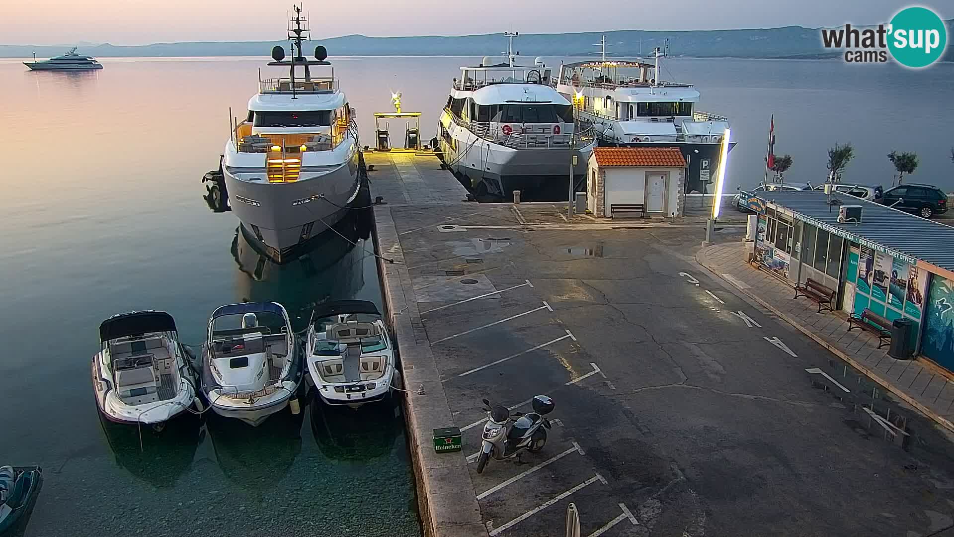 Webcam Bol Centro e Marina – Vista live dal porto di Bol