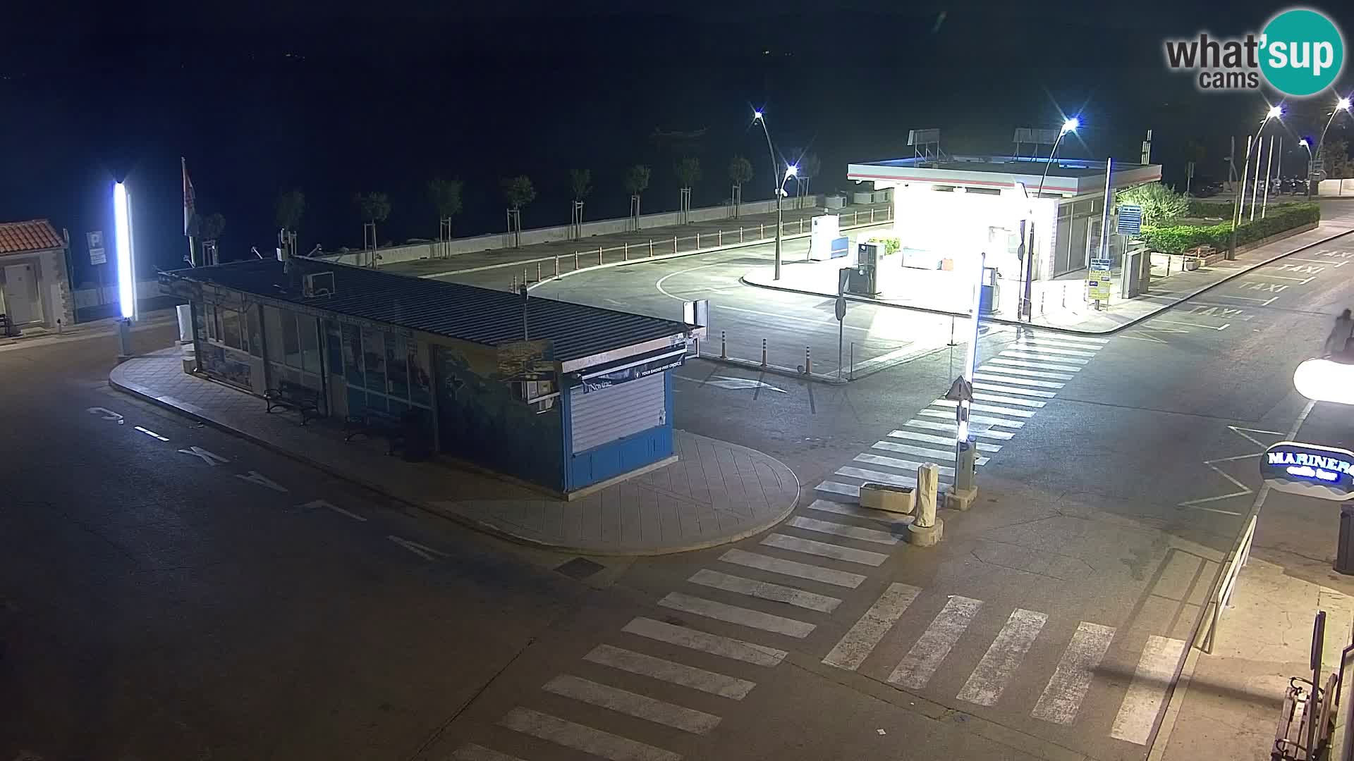 Spletna kamera Bol – Center mesta in marina v živo
