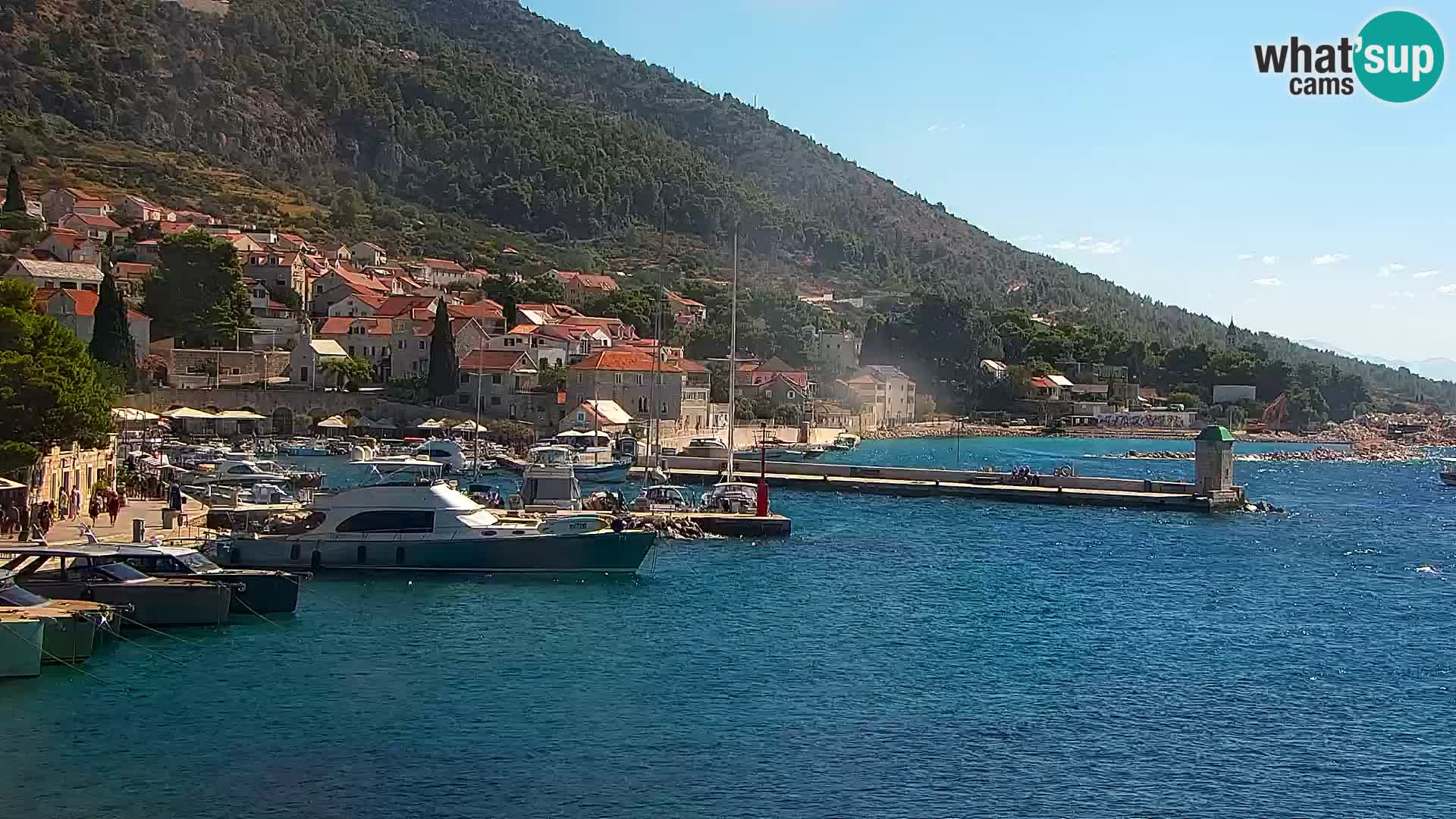 Web kamera Bol – Centar mjesta i marina | Pogled uživo