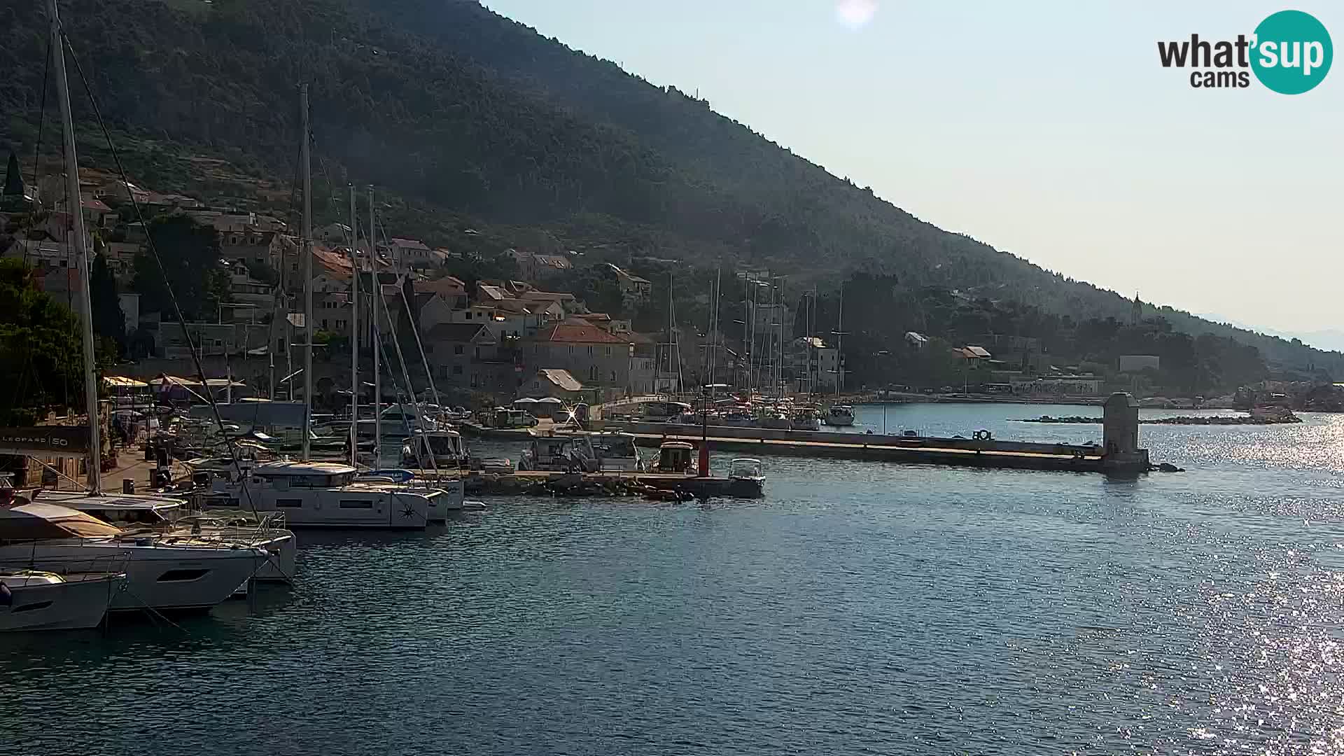 Web kamera Bol – Centar mjesta i marina | Pogled uživo