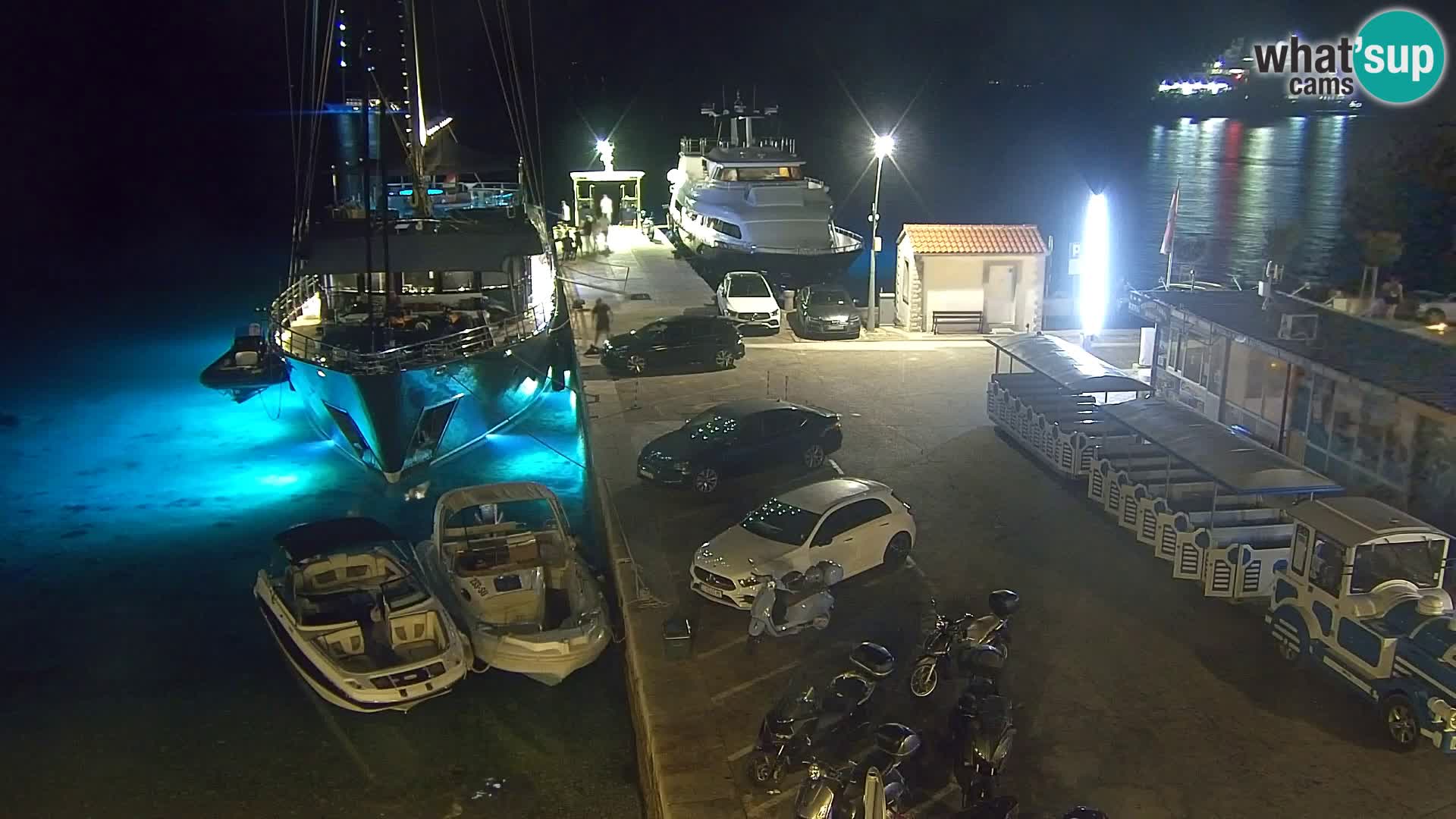 Spletna kamera Bol – Center mesta in marina v živo