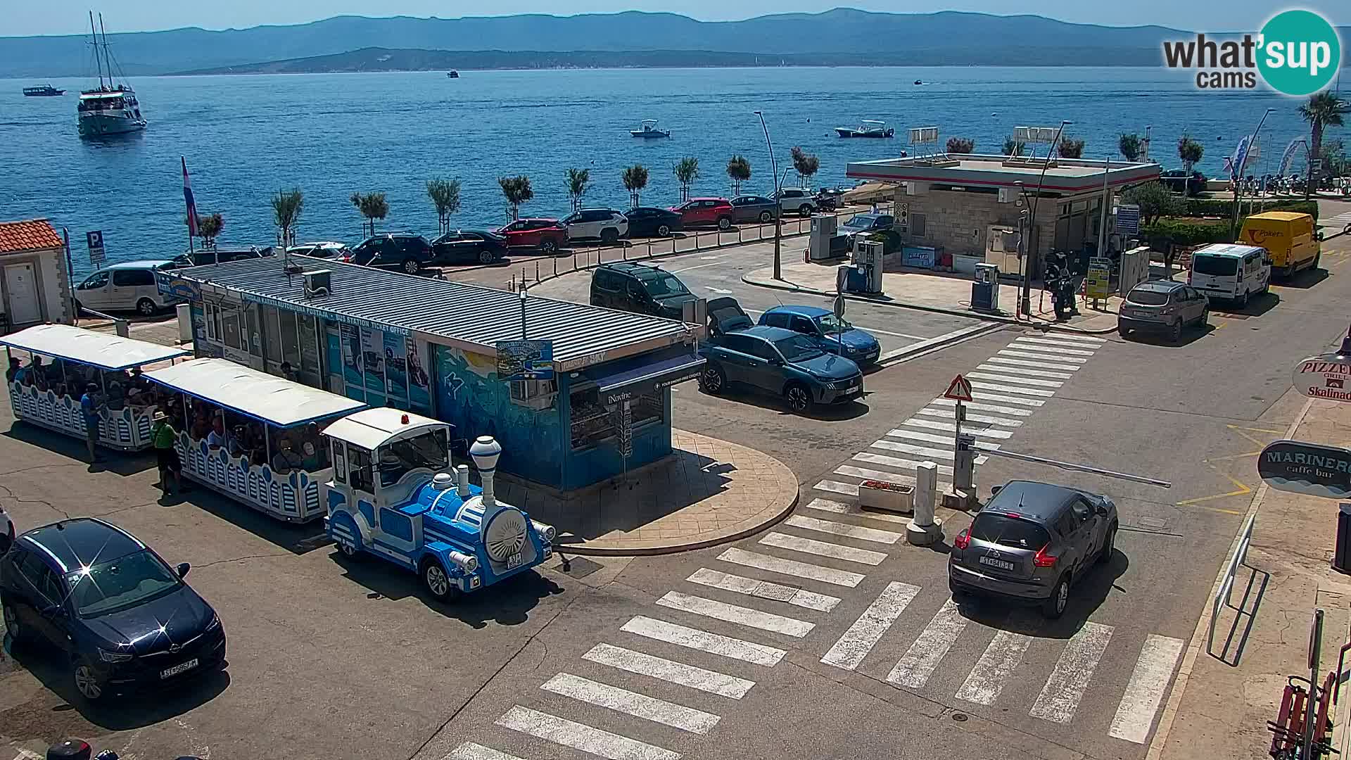 Spletna kamera Bol – Center mesta in marina v živo