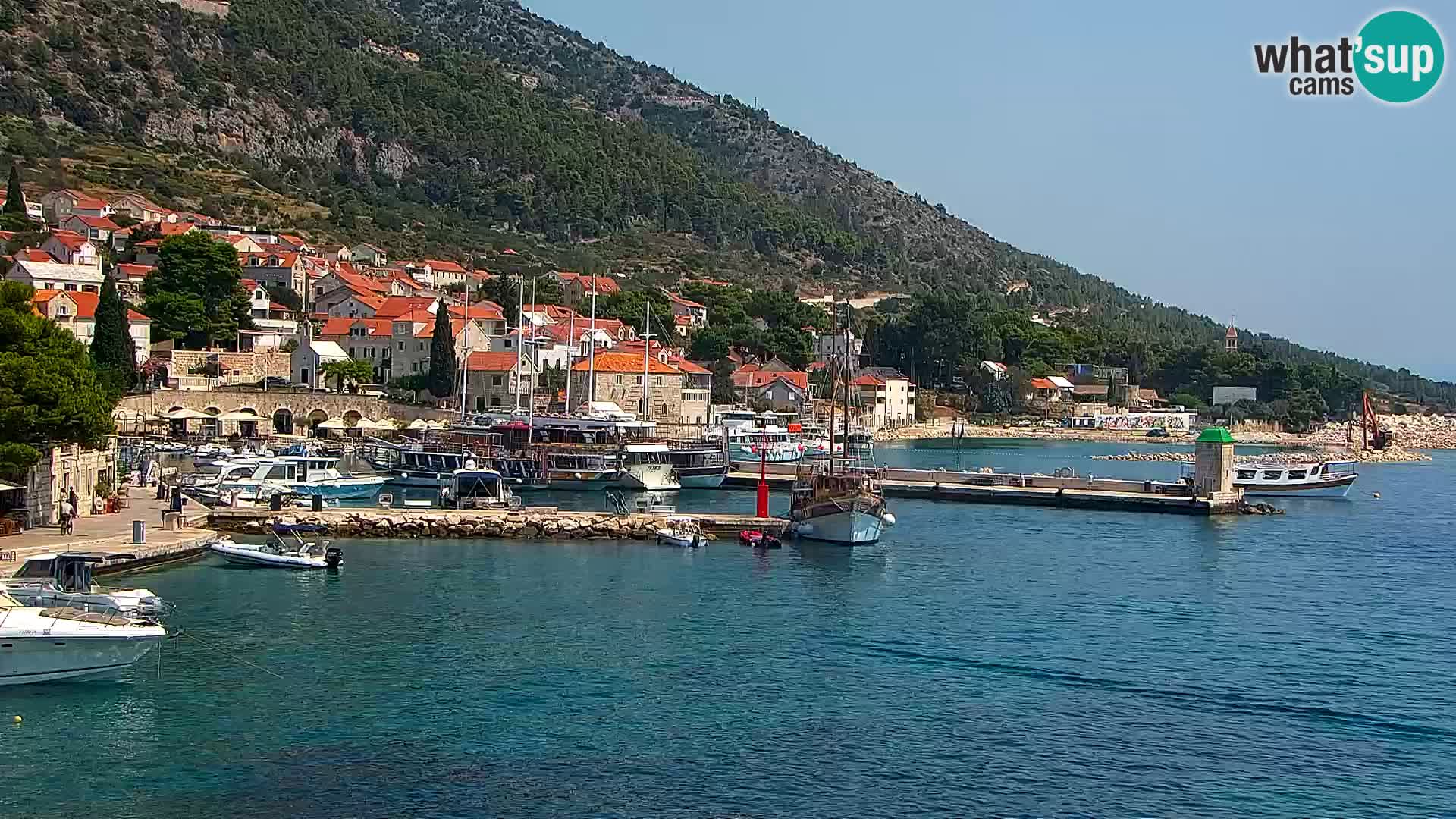 Web kamera Bol – Centar mjesta i marina | Pogled uživo