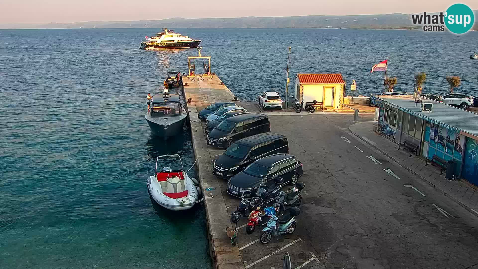 Webcam Bol Centro e Marina – Vista live dal porto di Bol