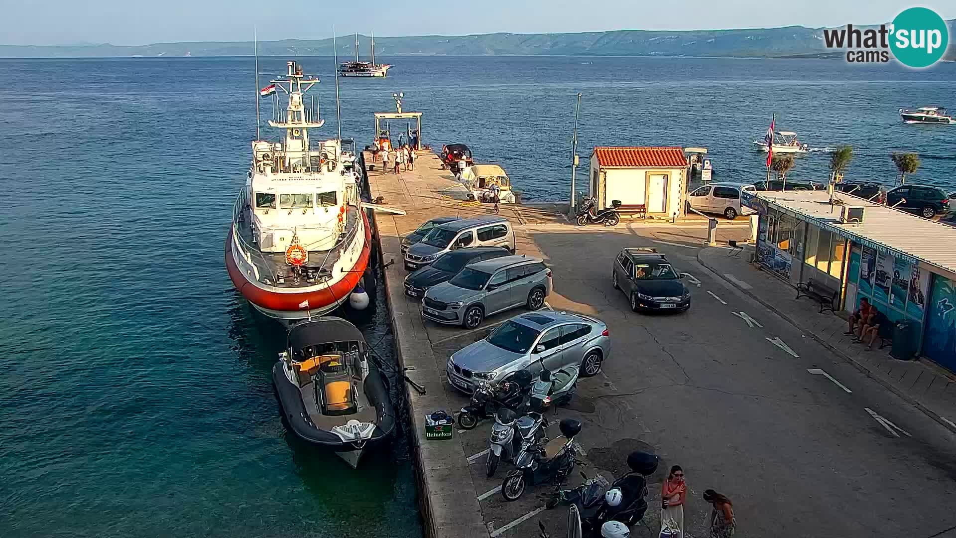 Web kamera Bol – Centar mjesta i marina | Pogled uživo