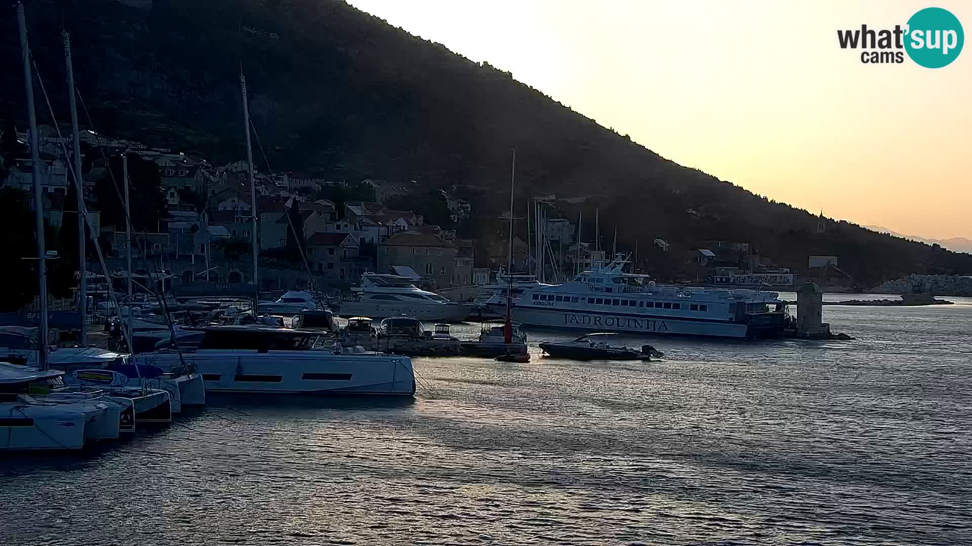 Webcam Bol Centro e Marina – Vista live dal porto di Bol