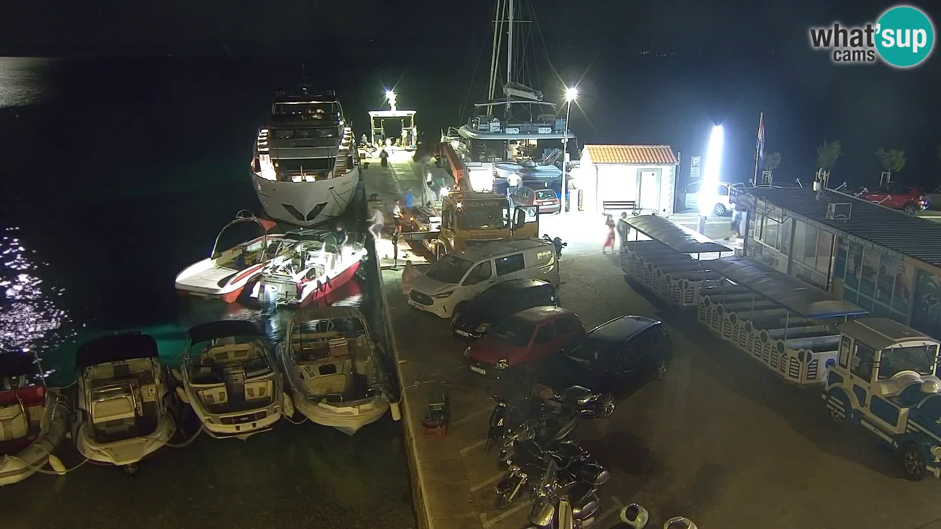 Webcam Bol Centro e Marina – Vista live dal porto di Bol